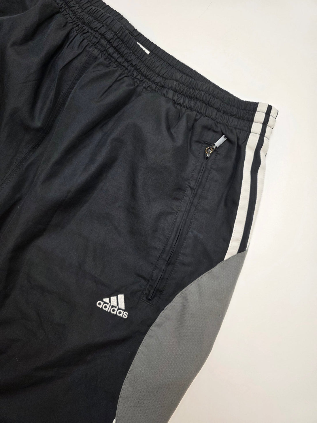 Adidas Baggy Trackpants - Schwarz/Grau/Weiß (L) - PKeyVintage