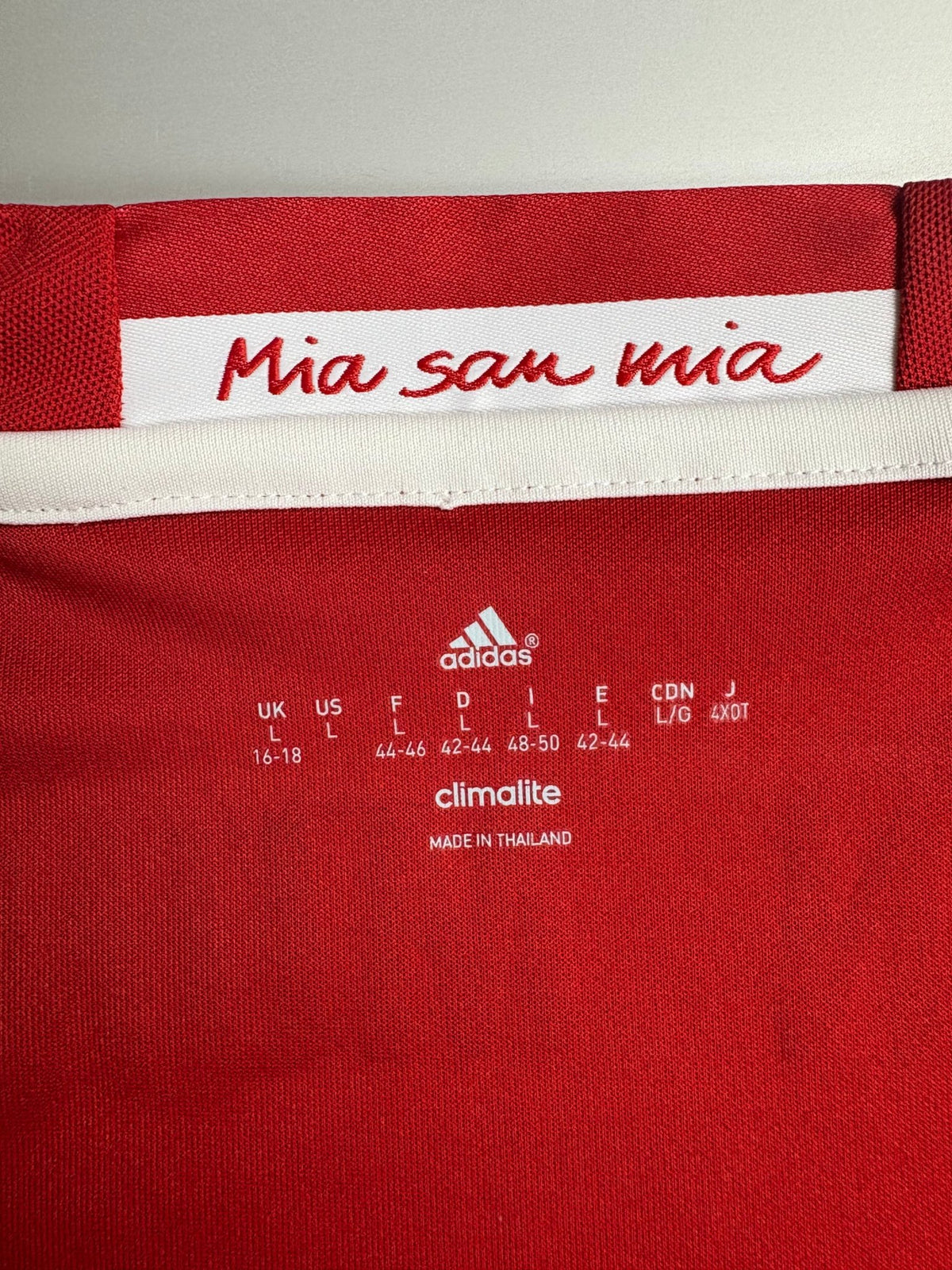 Adidas FC Bayern Vintage Damen-Trikot in Rot – Etikett