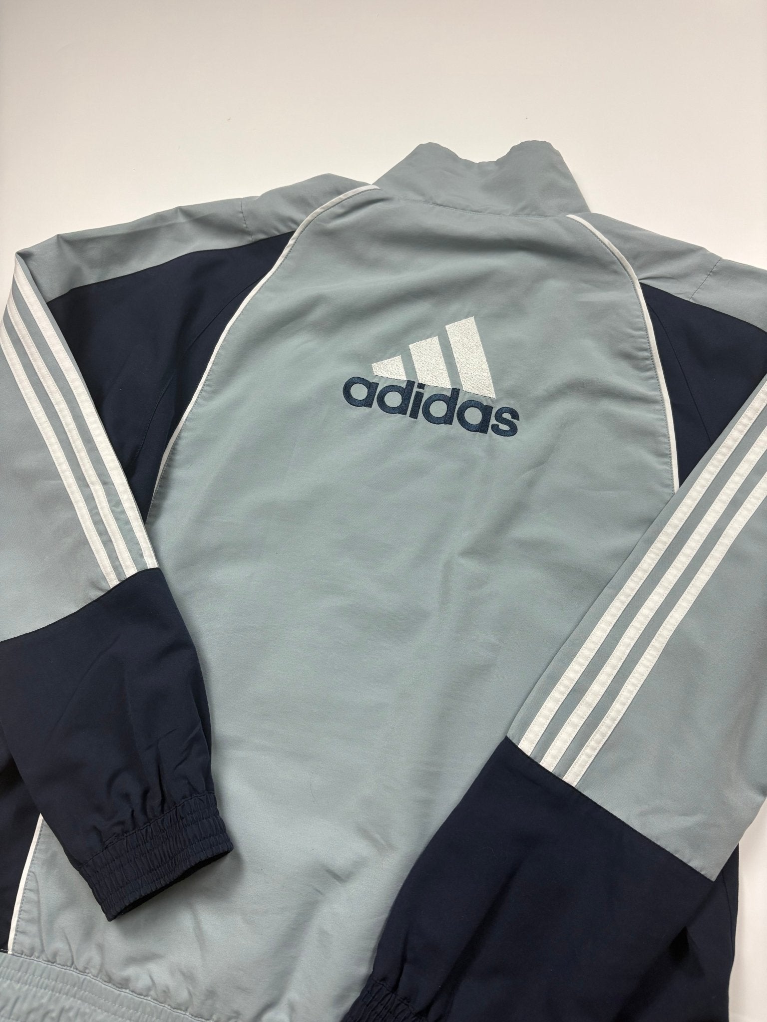 Adidas Big Backprint Y2K Vintage Trainingsjacke – Hellblau/Navy (M) - PKeyVintage