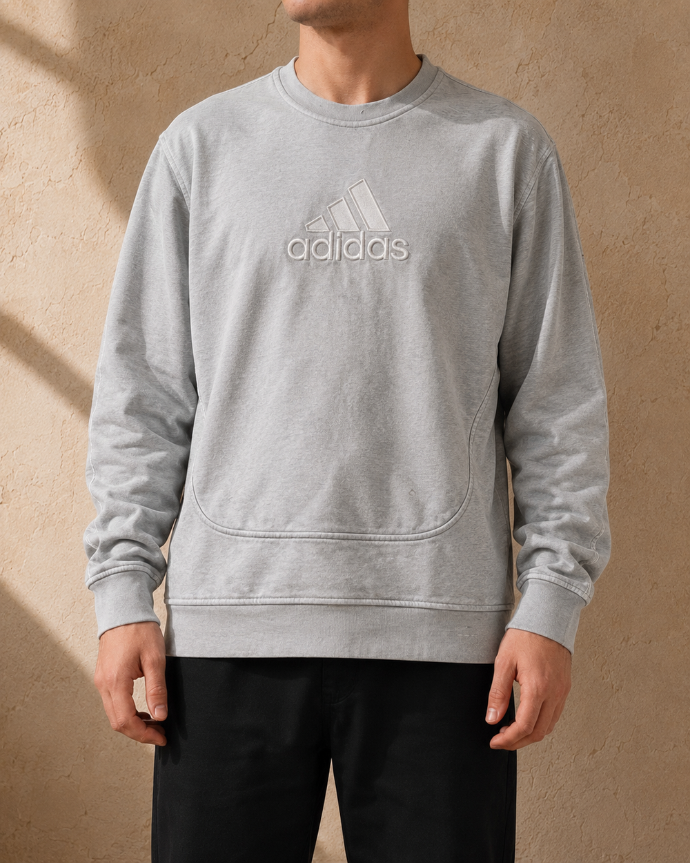 KI-generiertes Tragebild des grauen Adidas Big Logo Vintage Sweaters in Größe S, Vorderansicht
