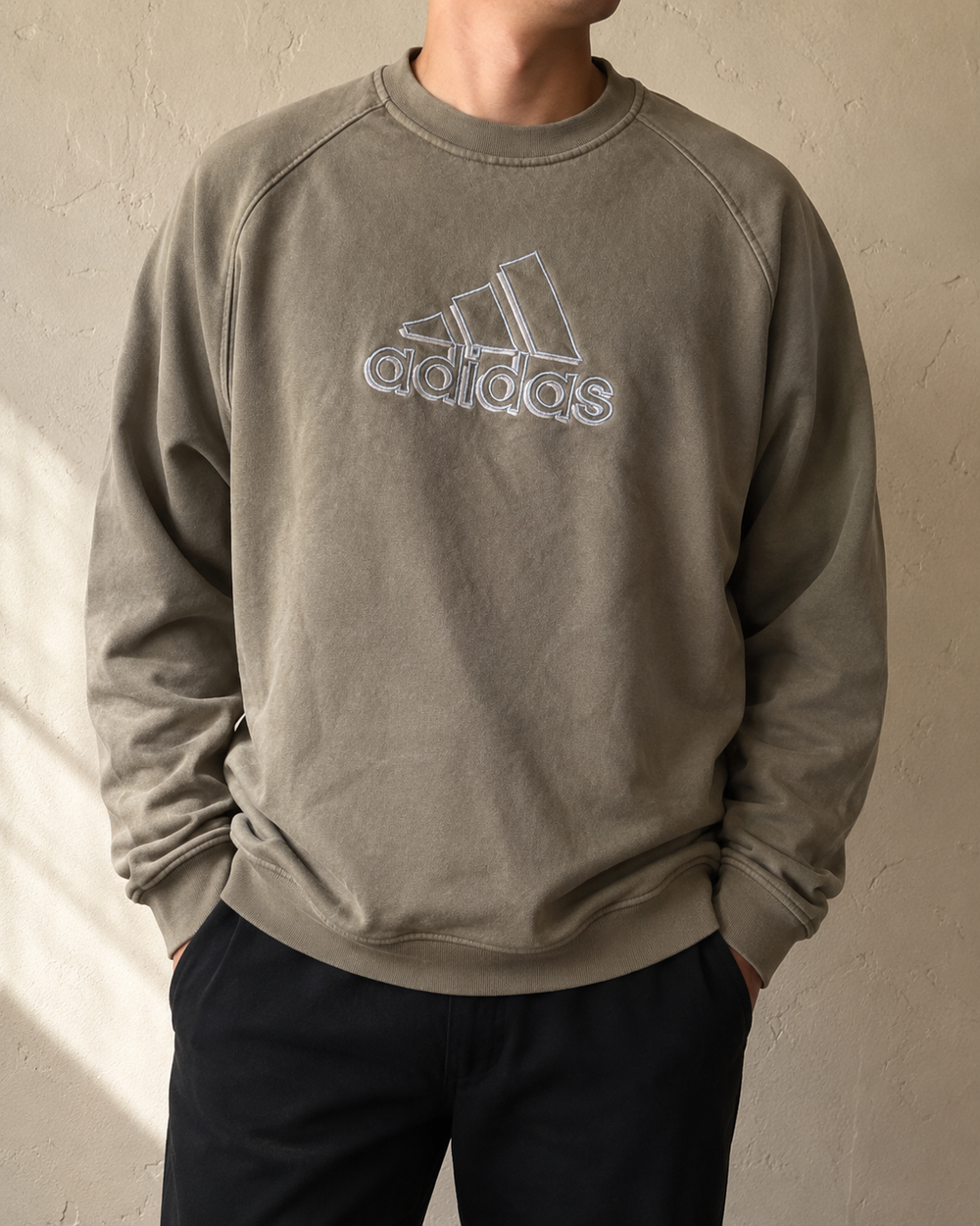 KI-generiertes Tragebild des khakifarbenen Adidas Vintage Sweaters in Größe S
