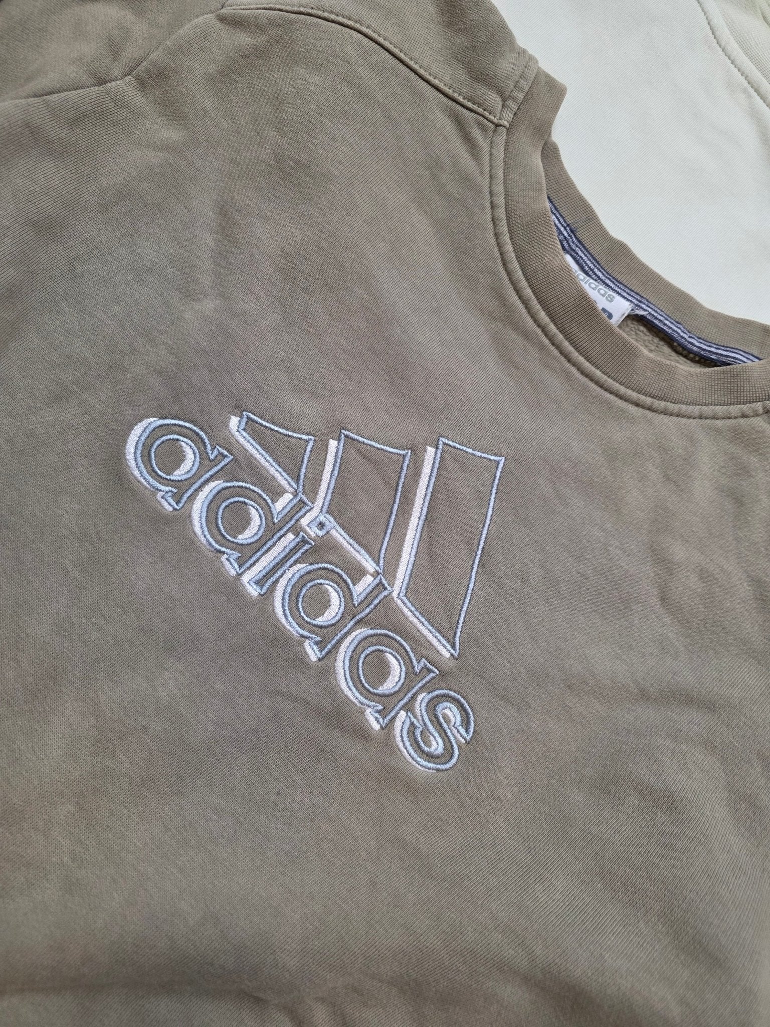 Gesticktes Adidas Brustlogo und Größenetikett am khakifarbenen Vintage Sweater