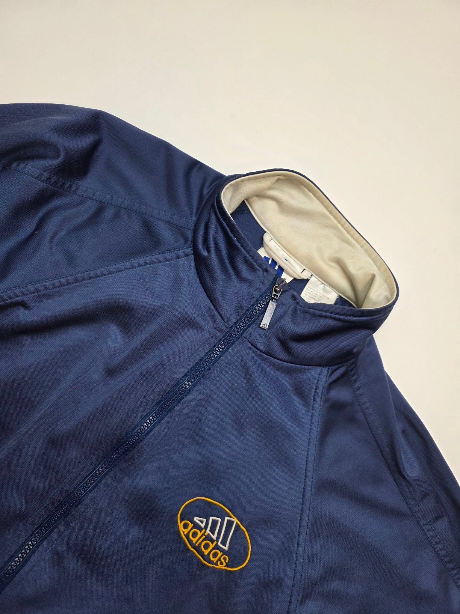 Gesticktes Adidas Brustlogo und Stehkragen der navyfarbenen Vintage Trackjacket