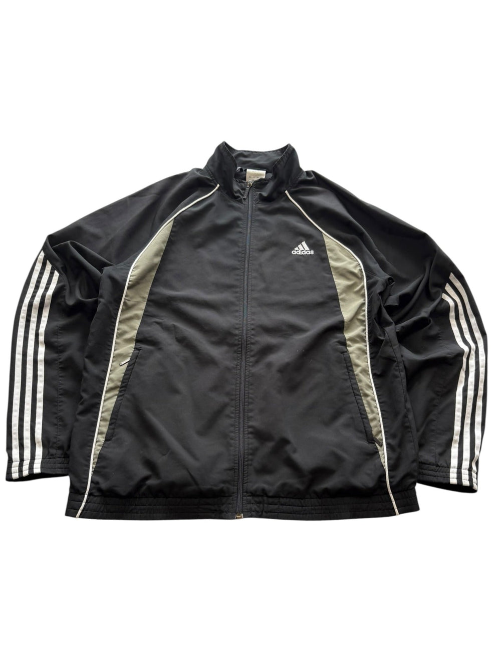 Adidas Clima365 Vintage Trackjacket in Schwarz und Grau mit Three Stripes und kleinem Brustlogo