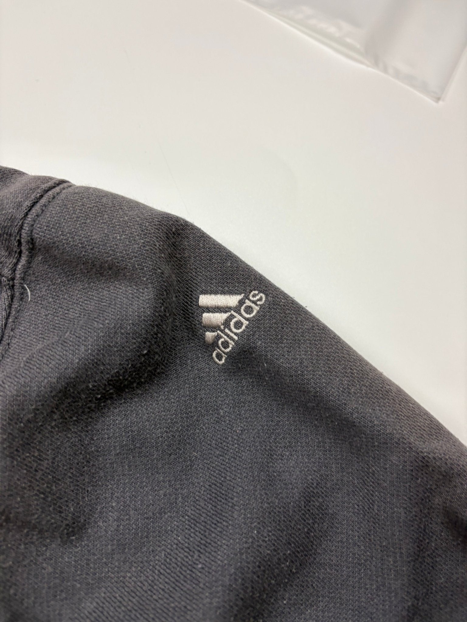 Adidas Brustlogo Vintage Sweater – Grau/Offwhite (M) - PKeyVintage