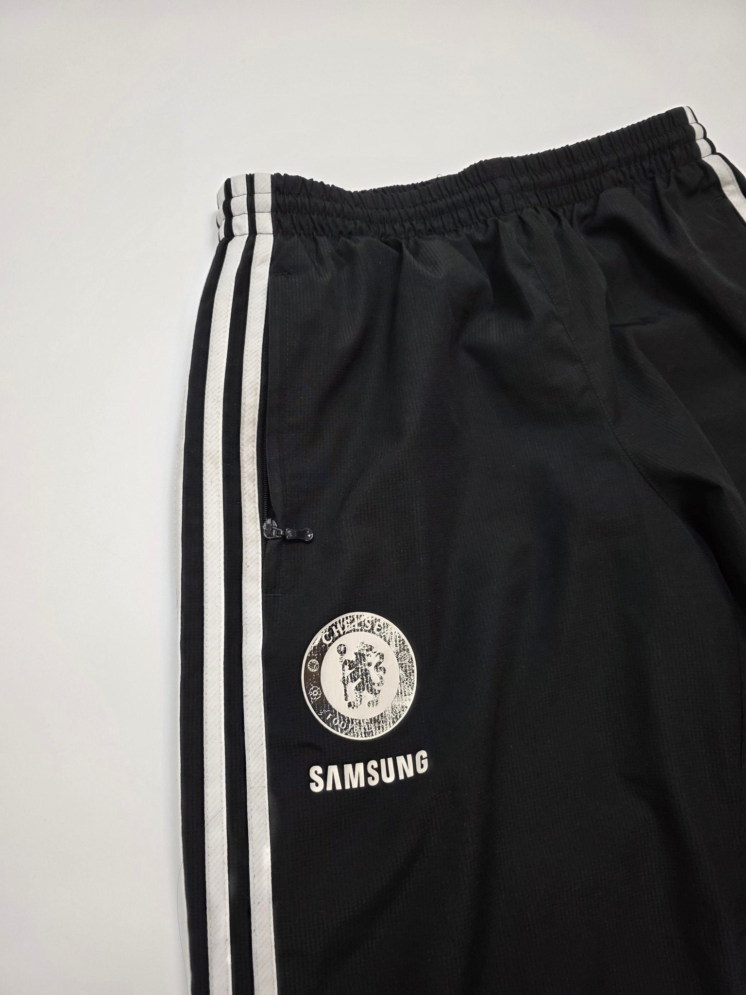 Adidas Chelese Fußball Trackpants - Schwarz/Weiß/Blau (S) - PKeyVintage