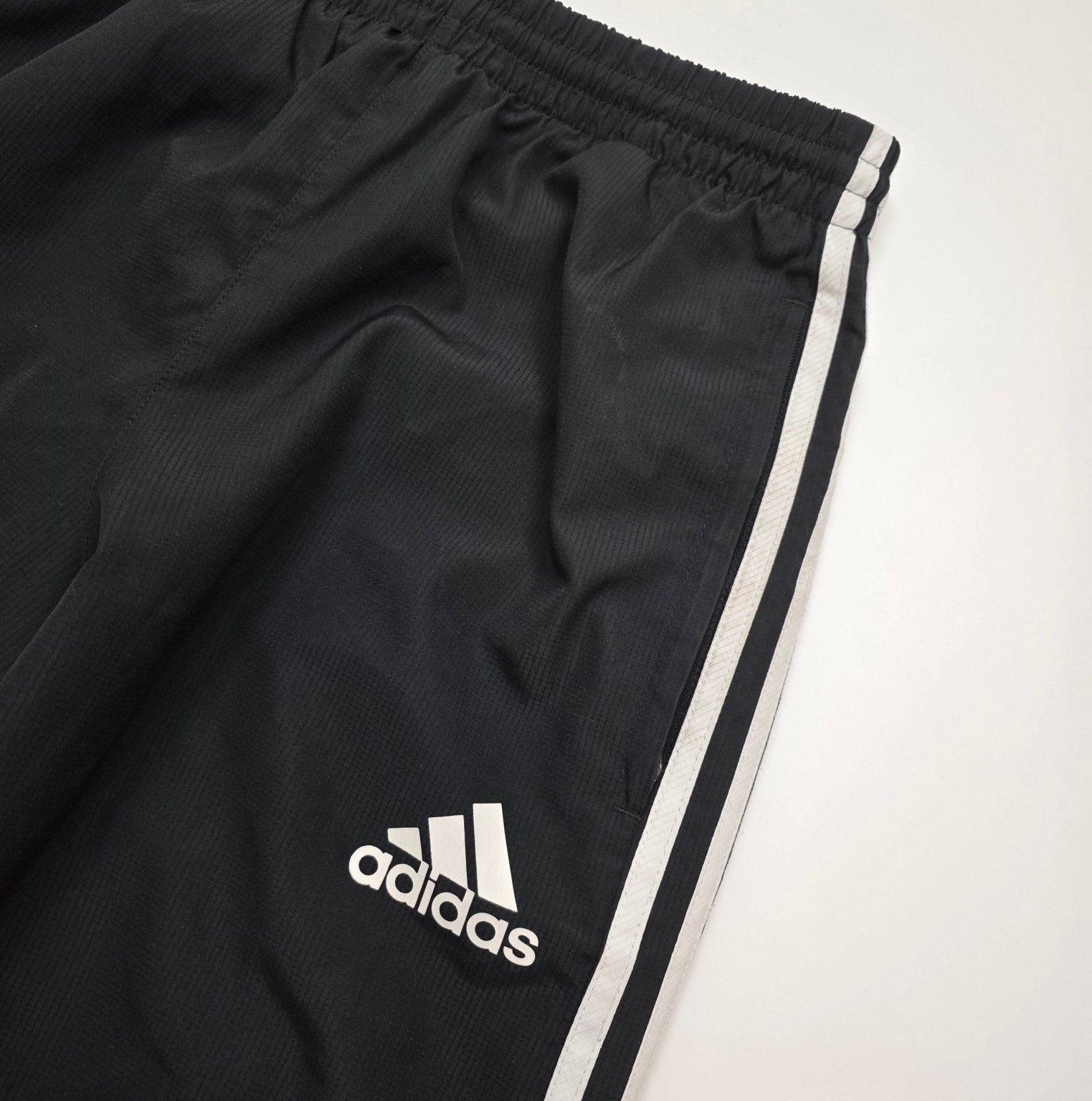 Weißes adidas Logo auf schwarzer Chelsea FC Trackpants