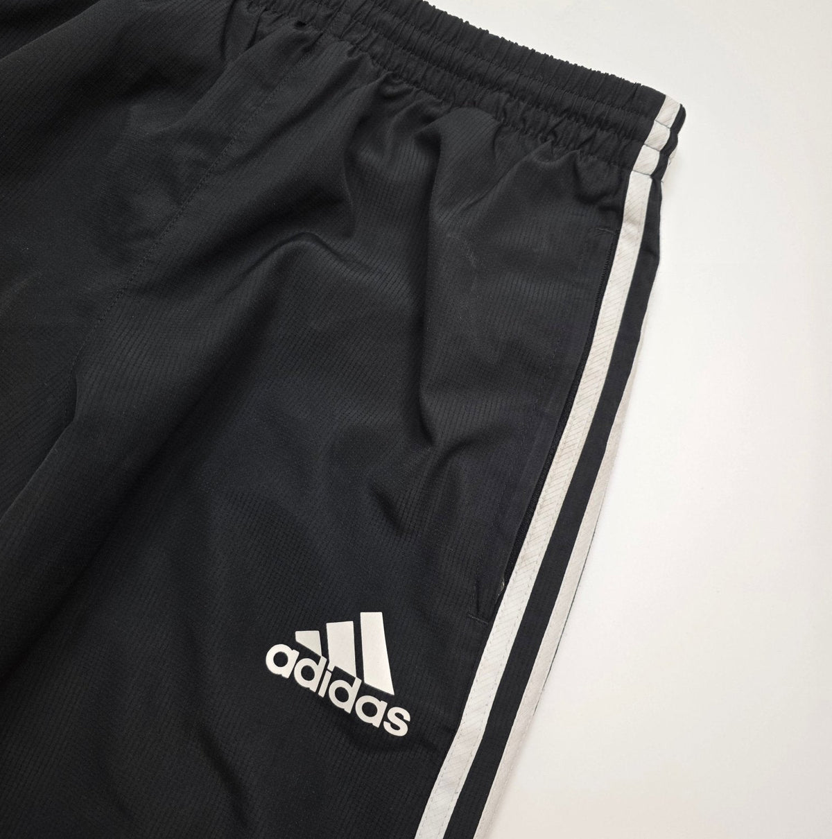Weißes adidas Logo auf schwarzer Chelsea FC Trackpants