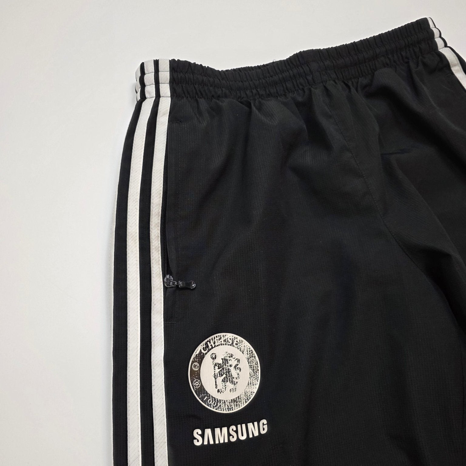 Chelsea-FC-Wappen und Samsung-Print auf schwarzer Adidas Trackpants