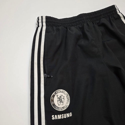 Chelsea-FC-Wappen und Samsung-Print auf schwarzer Adidas Trackpants