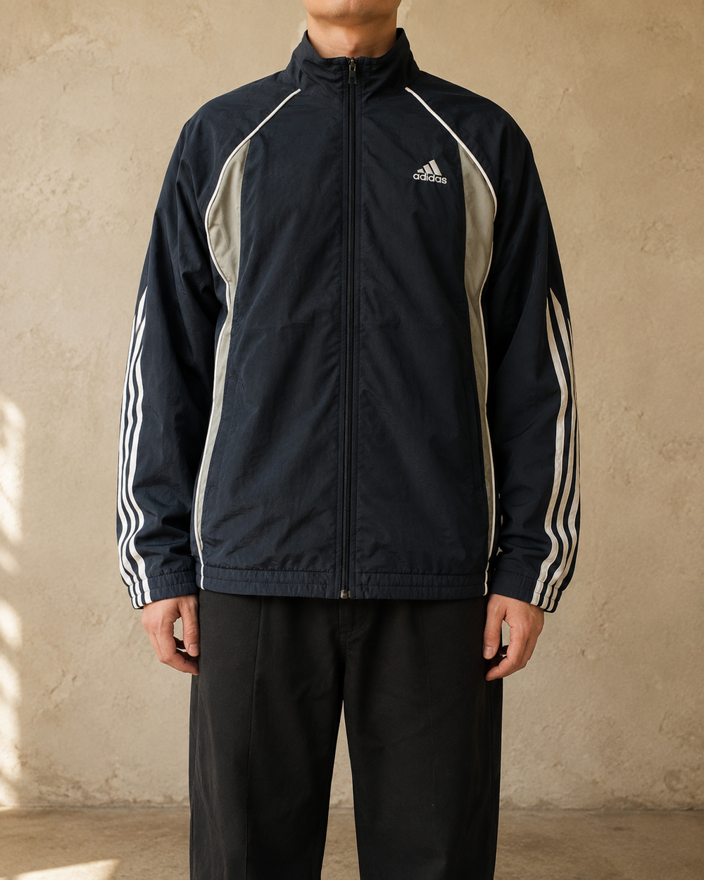 KI-generiertes Tragebild der schwarzen Adidas Clima365 Vintage Trackjacket in Größe M