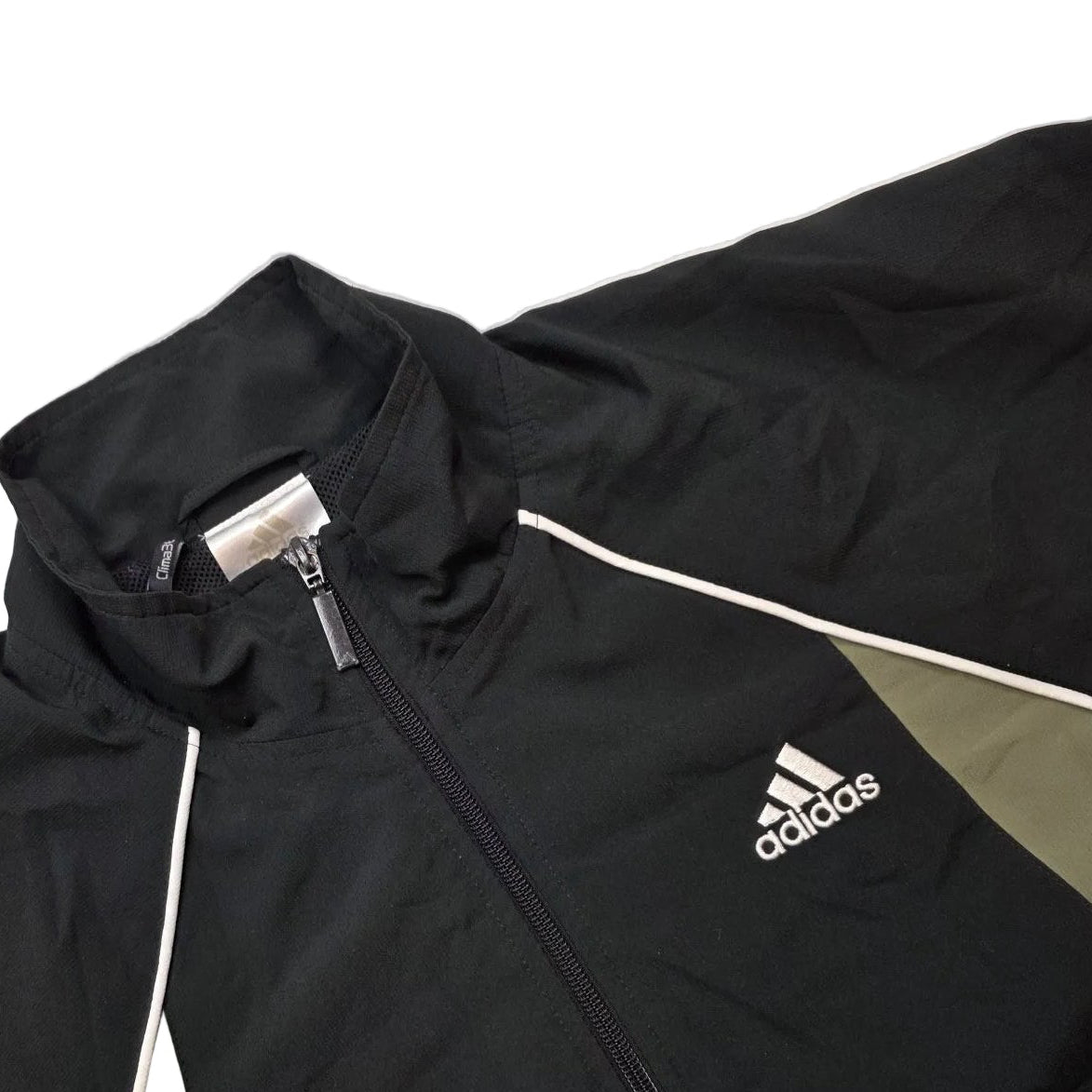 Adidas Brustlogo, Stehkragen und olivfarbener Einsatz an der Vintage Trackjacket