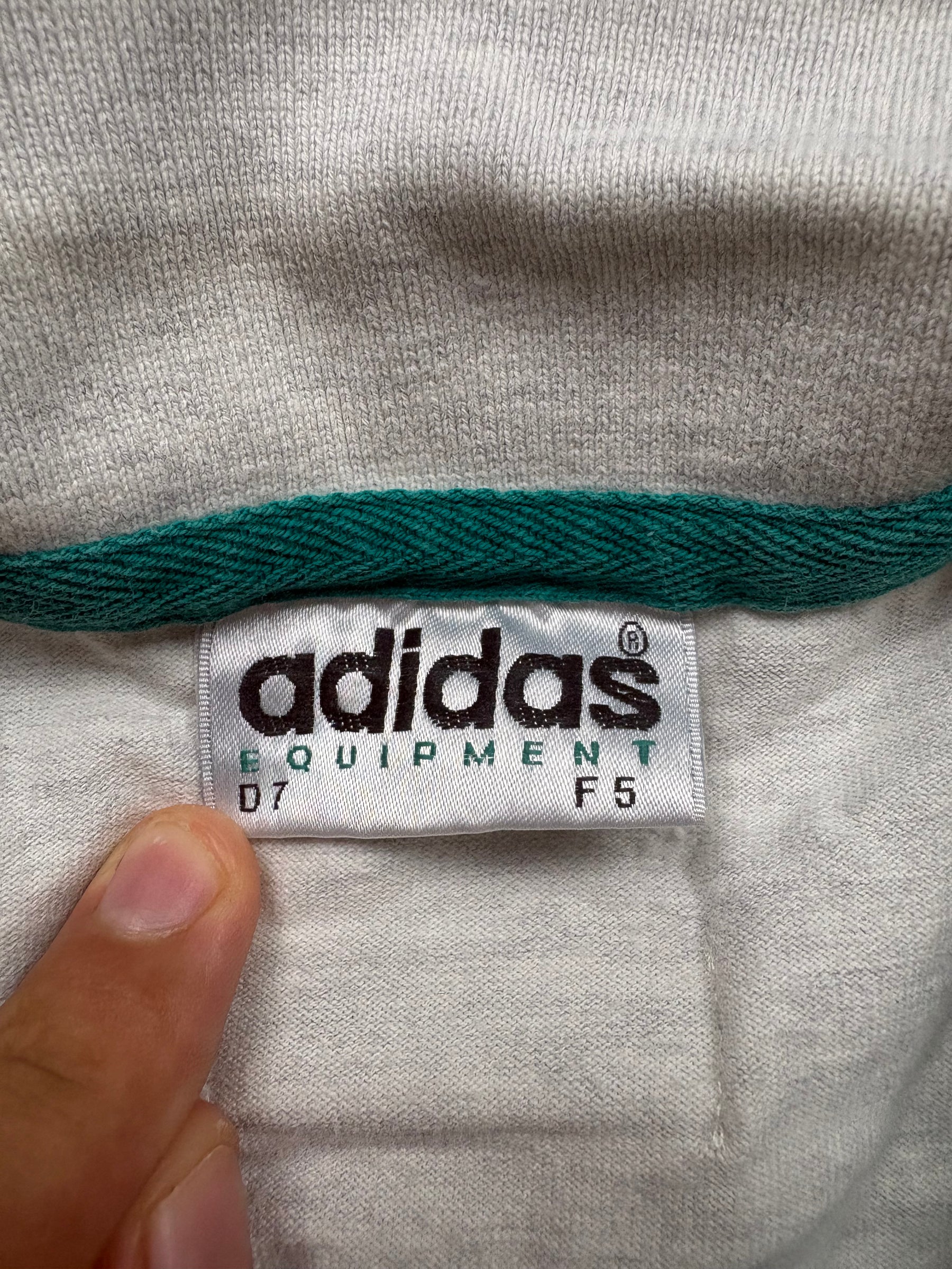 Adidas Equipment Größenetikett mit den Angaben D7 und F5