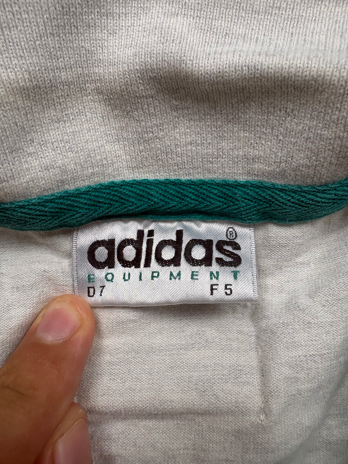 Adidas Equipment Größenetikett mit den Angaben D7 und F5