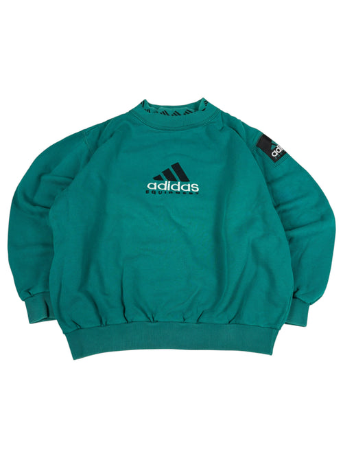 Grüner Adidas Equipment Sweater flach ausgelegt von vorn mit gesticktem Brust-Logo, Ärmel-Patch und Rippbündchen