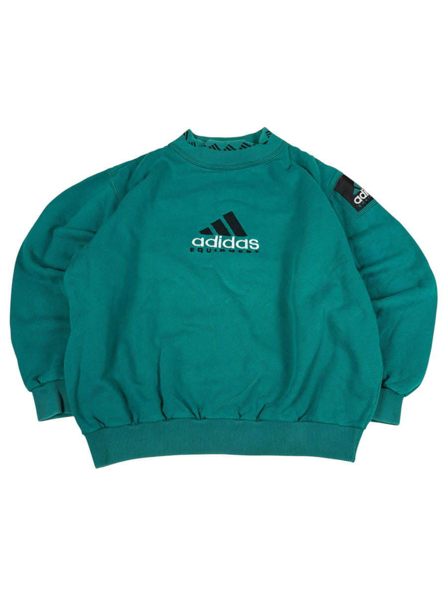 Grüner Adidas Equipment Sweater flach ausgelegt von vorn mit gesticktem Brust-Logo, Ärmel-Patch und Rippbündchen