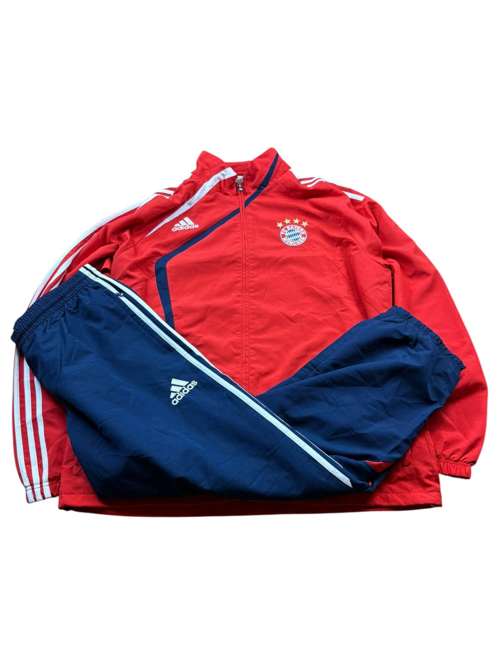 Adidas FC Bayern 2009 Vintage Tracksuit mit roter Jacke, navyfarbener Hose, 4-Sterne-Wappen und weißen 3-Streifen