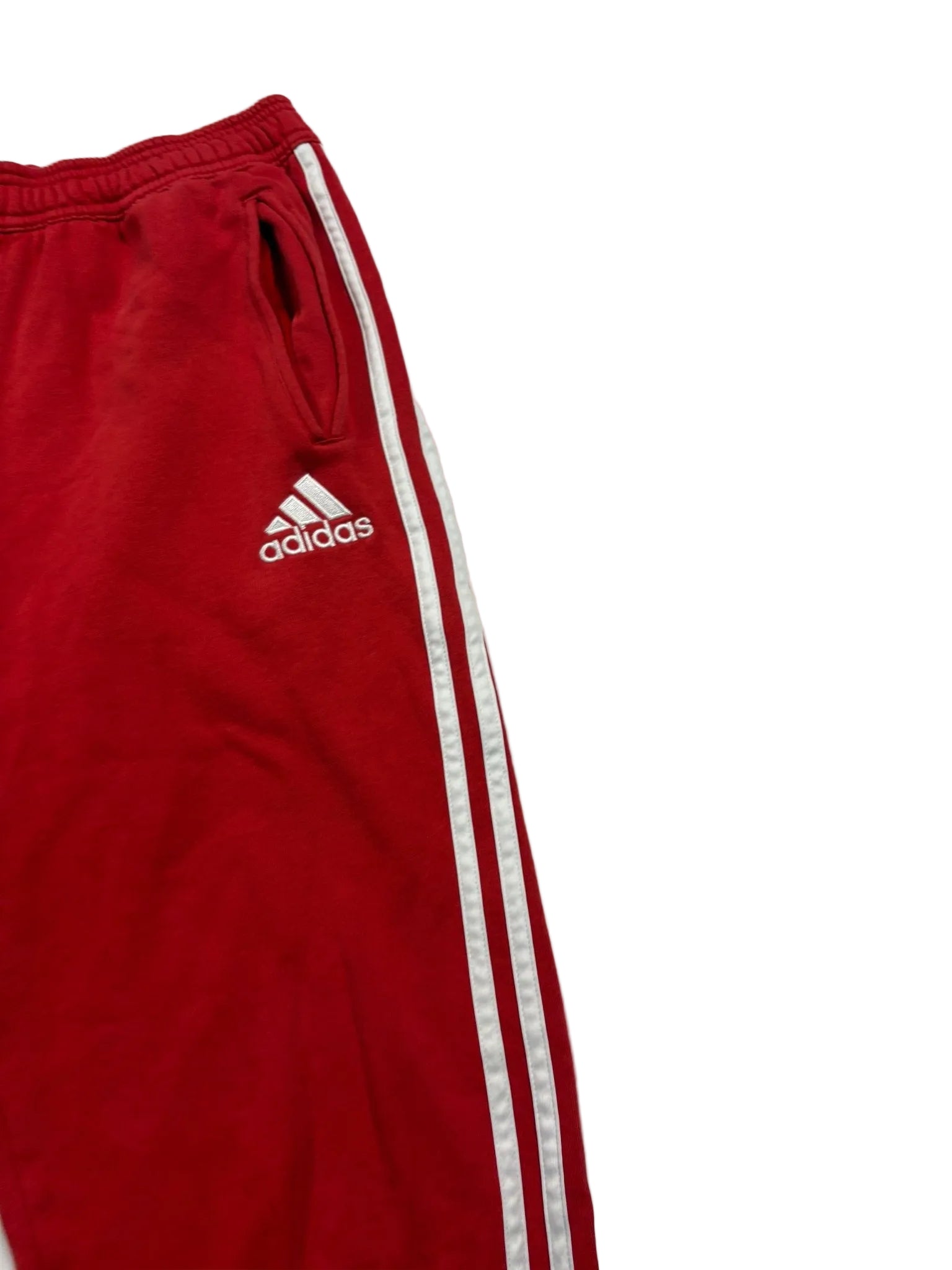 Weißes adidas Logo auf roter FC Bayern Jogginghose