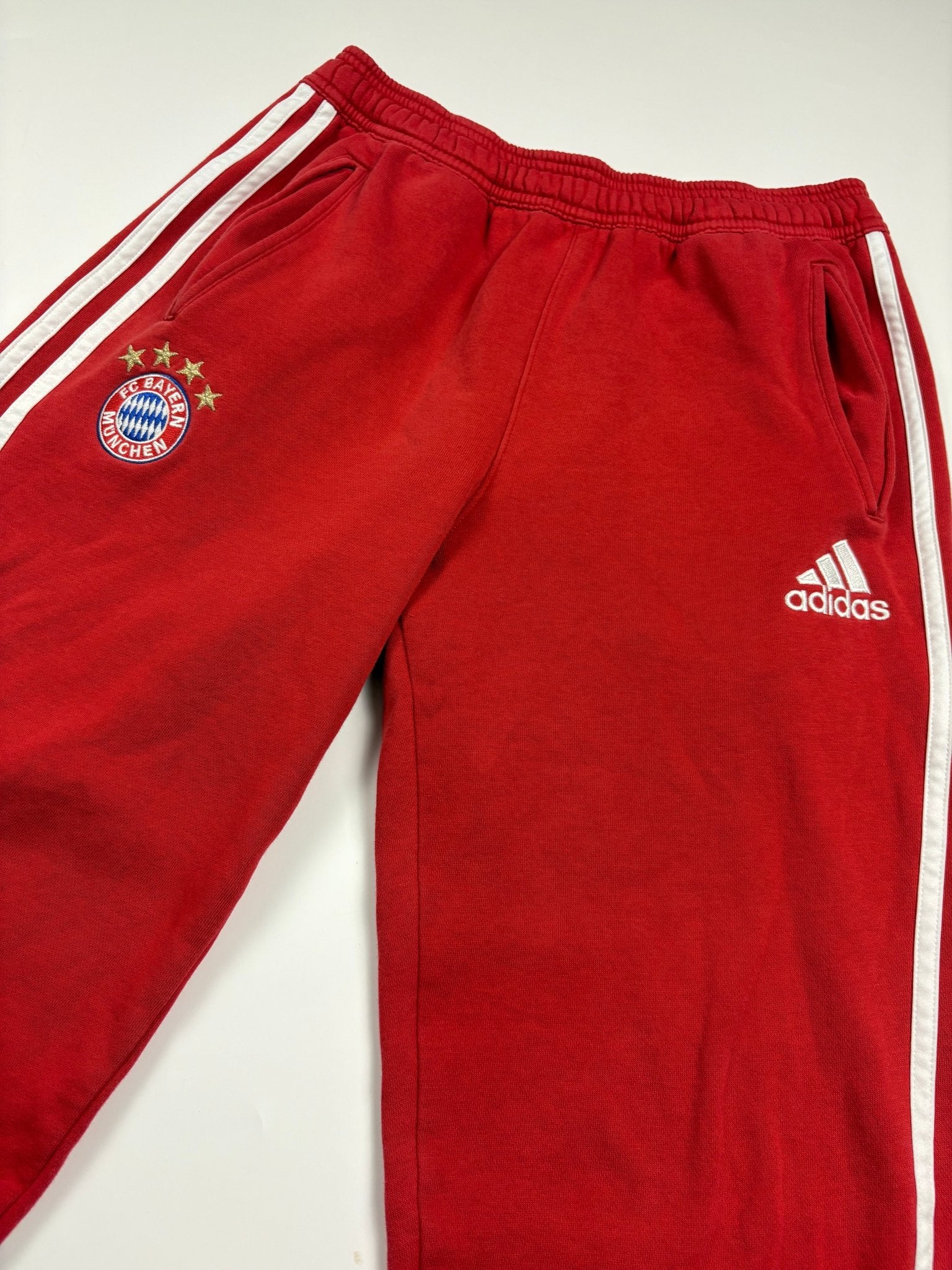 FC-Bayern-Wappen auf roter Adidas Vintage Jogginghose