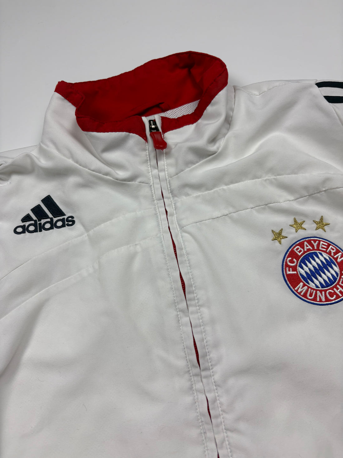 Adidas FC Bayern 2007 Vintage Trackjacket Weiß Größe M Frontansicht mit Wappen und Schulterstreifen