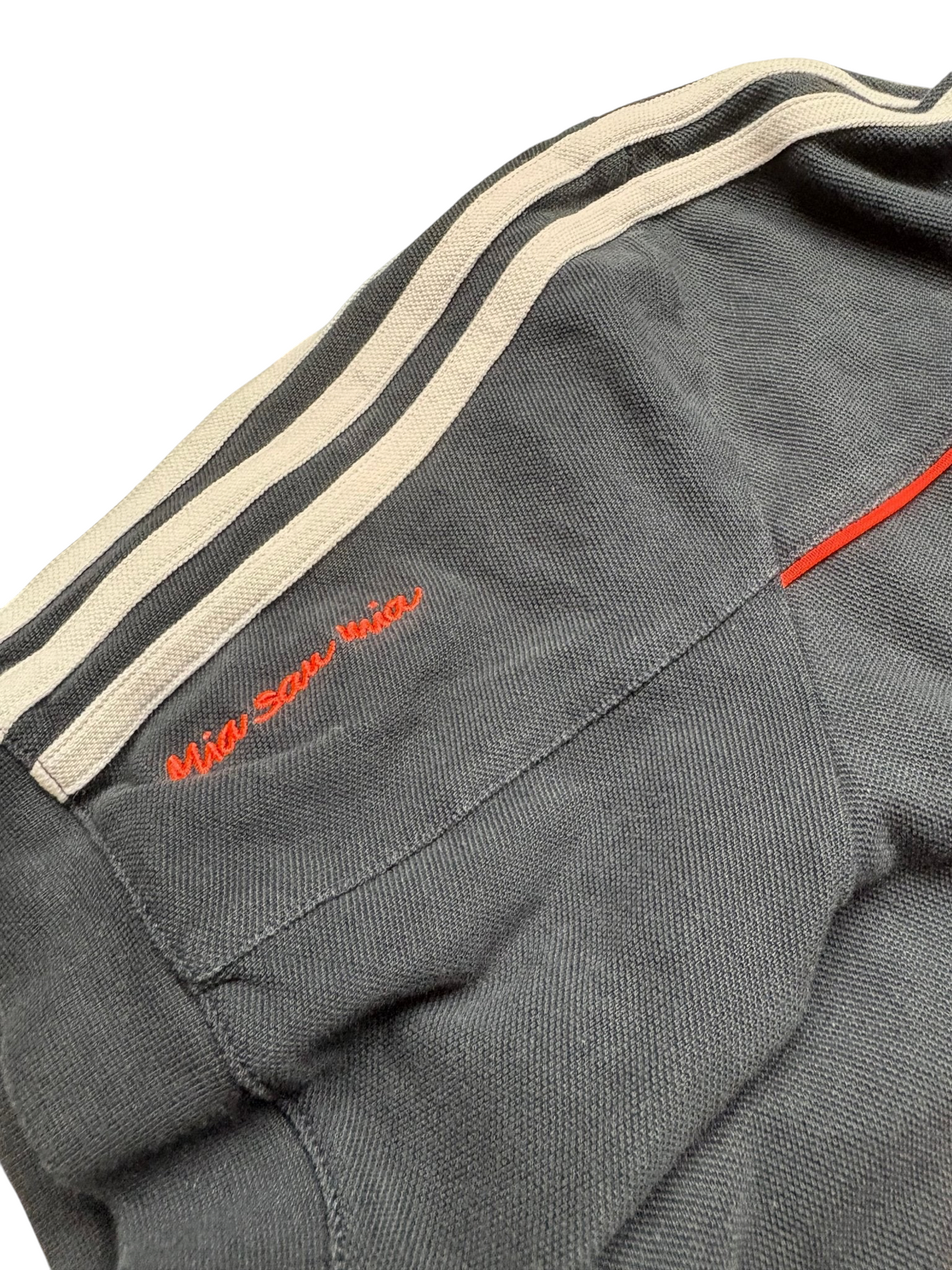 Adidas FC Bayern Vintage Poloshirt in Anthrazit – Logo im Detail 2