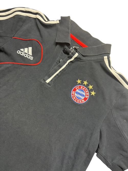 Adidas FC Bayern Vintage Poloshirt in Anthrazit – Logo im Detail