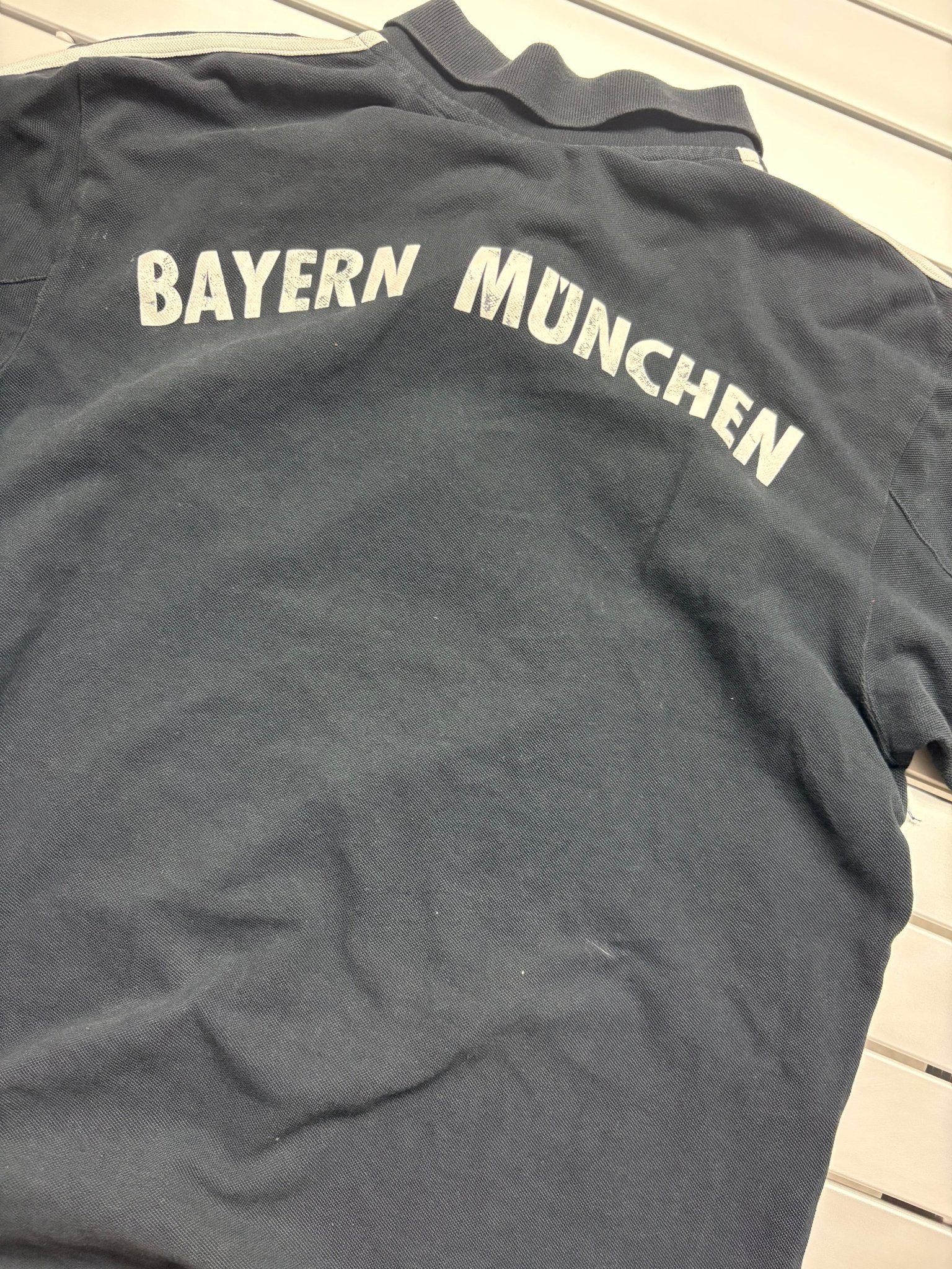 Adidas FC Bayern Vintage Polo Schwarz mit Wappen – Größe M - PKeyVintage