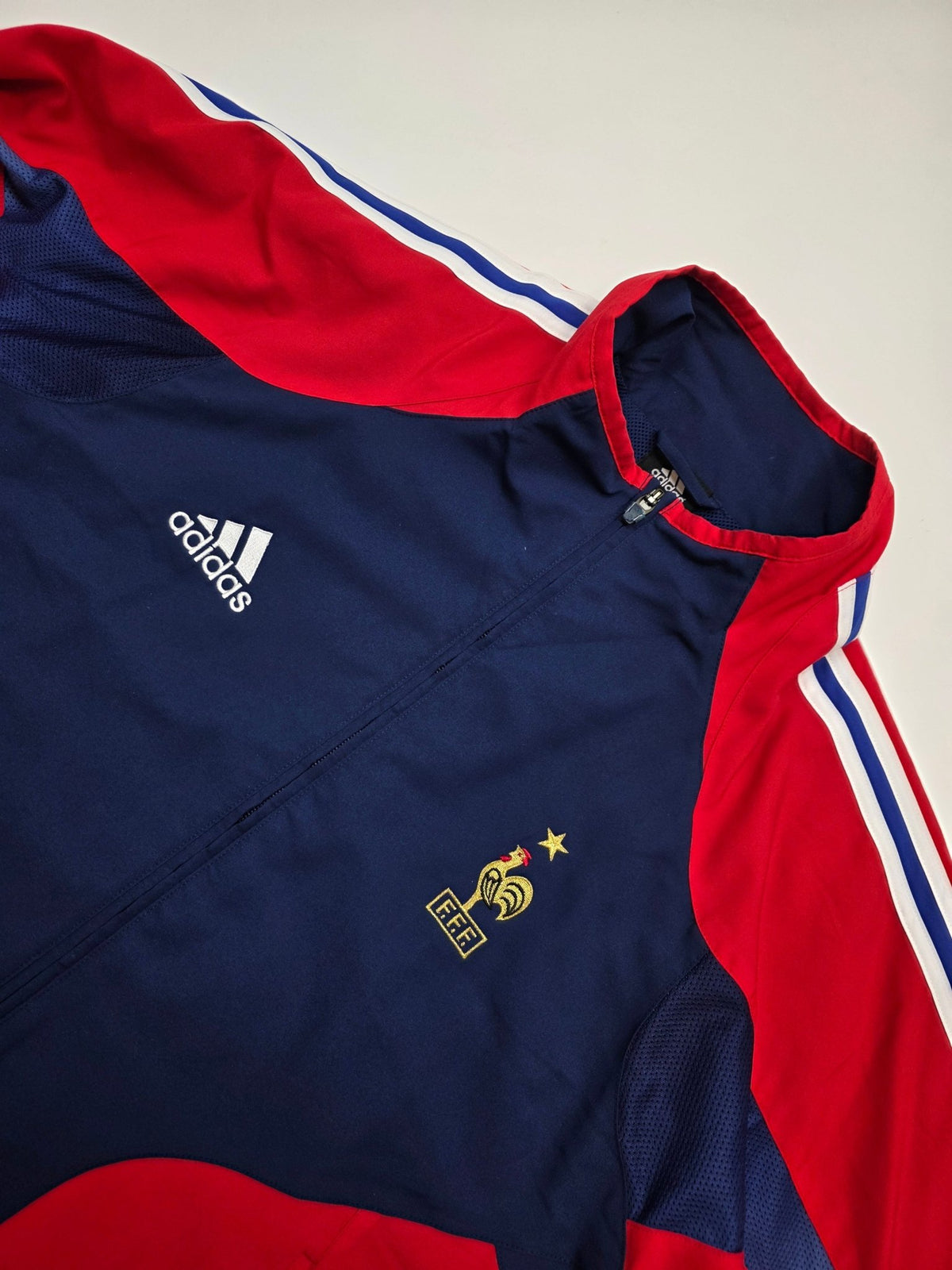 Gesticktes FFF-Wappen mit Stern und weißes Adidas-Logo auf der Frankreich Vintage Trackjacket