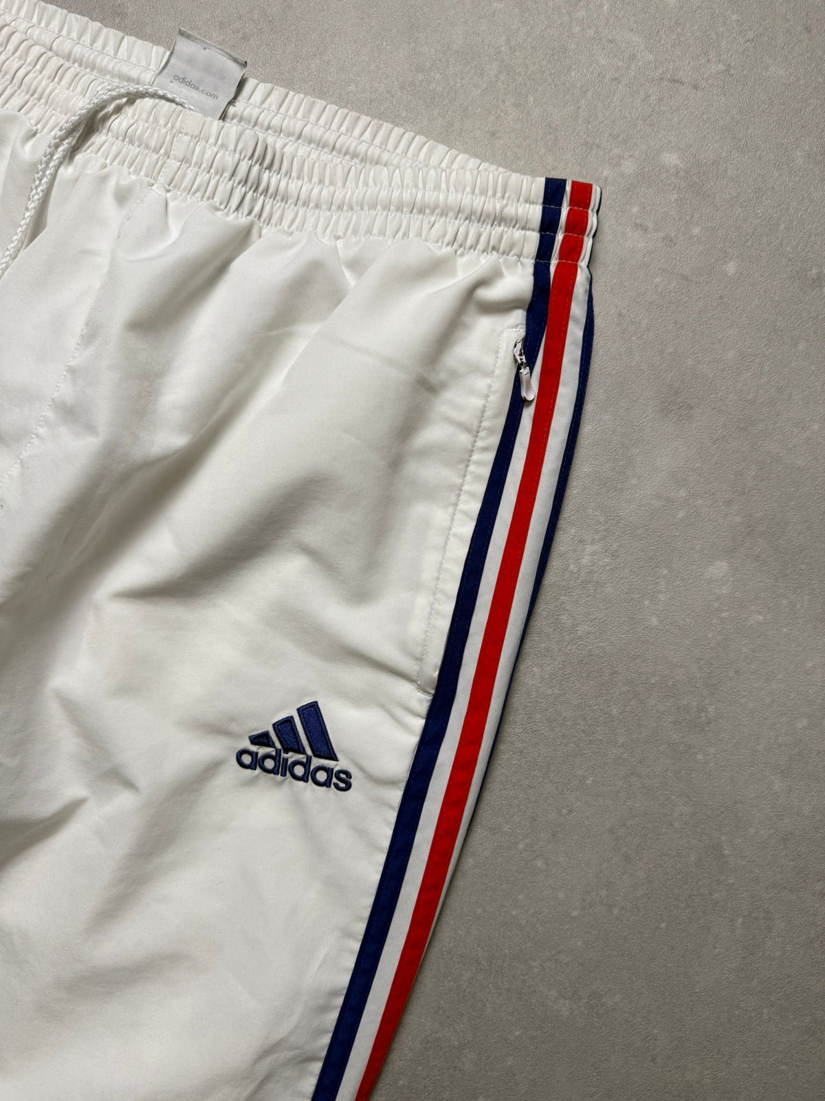 Adidas Frankreich FFF Vintage Tracksuit in Offwhite – Logo im Detail
