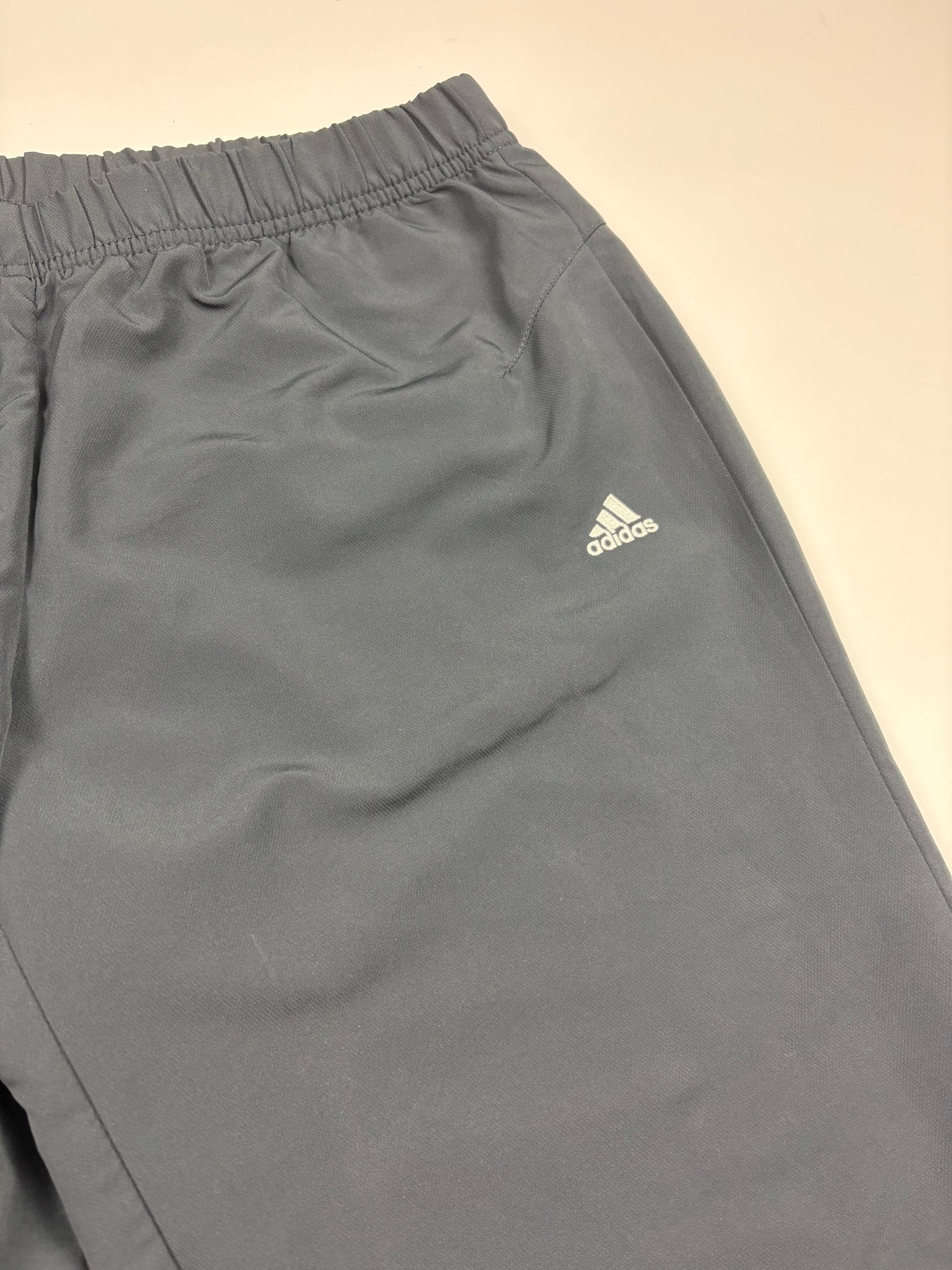 Kleines adidas Performance-Logo auf navy Trackpants
