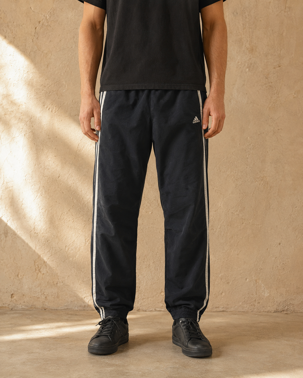 KI-generiertes Tragebeispiel der Adidas Performance Trackpants in Schwarz