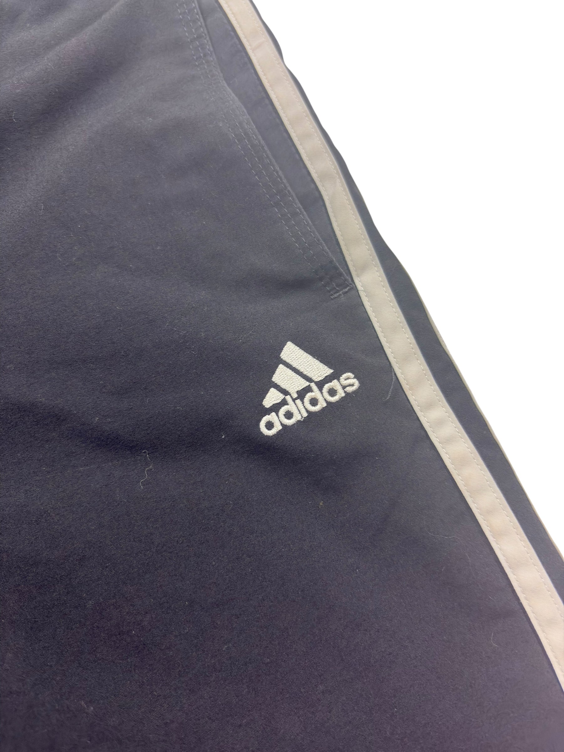 Adidas Performance Logo und hellgrauer Seitenstreifen am Hosenbein