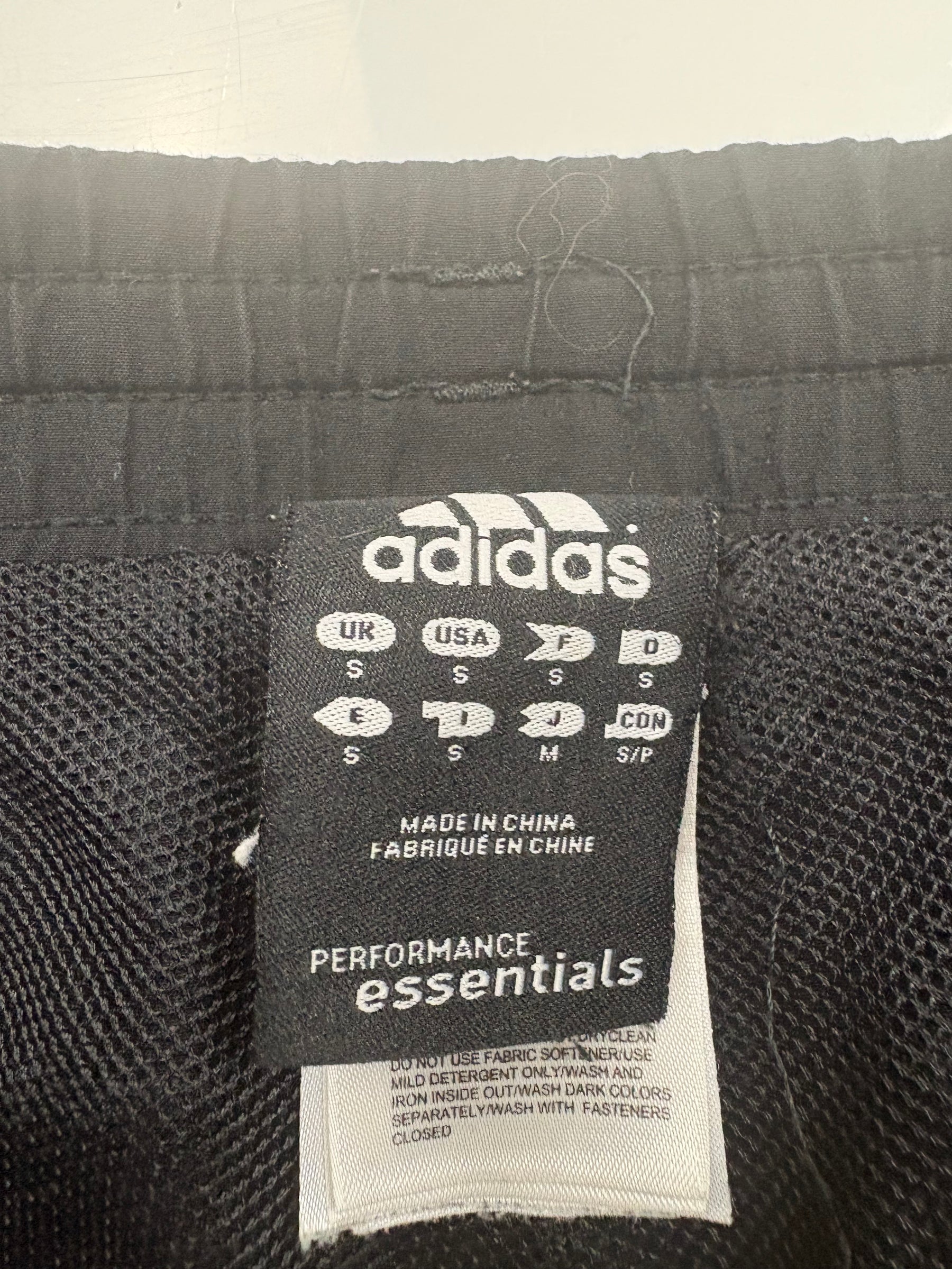 Adidas Performance Essentials Größenetikett mit Labelgröße S
