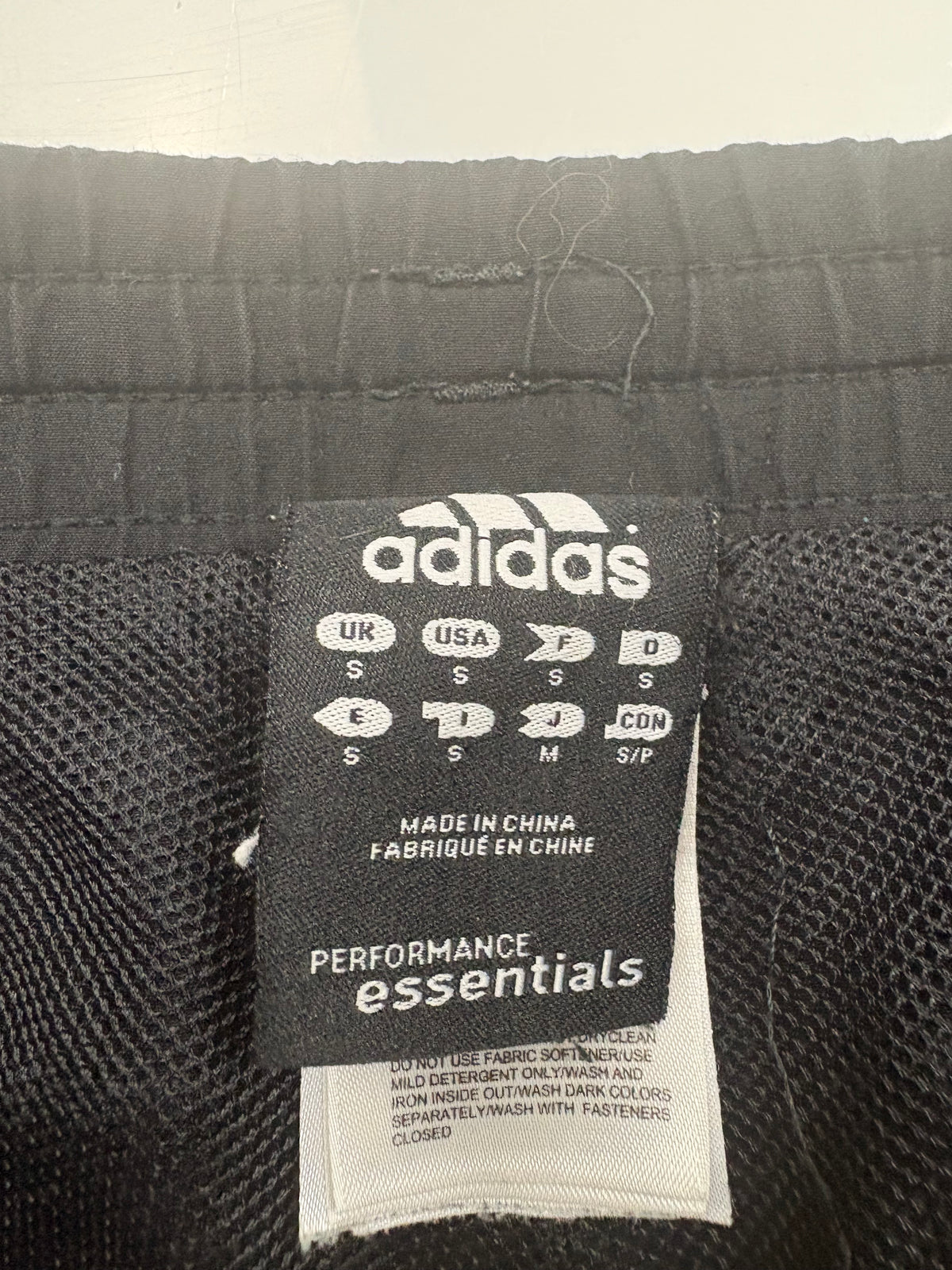Adidas Performance Essentials Größenetikett mit Labelgröße S