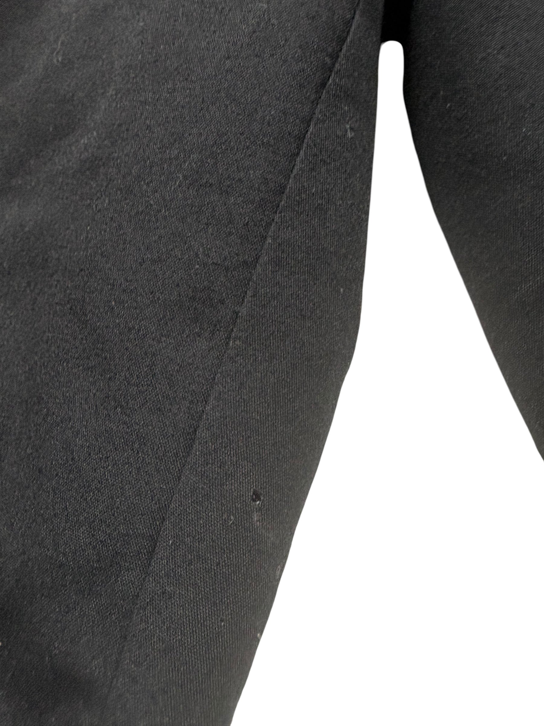 Kleines Loch am Hosenbein der schwarzen Adidas Trackpants