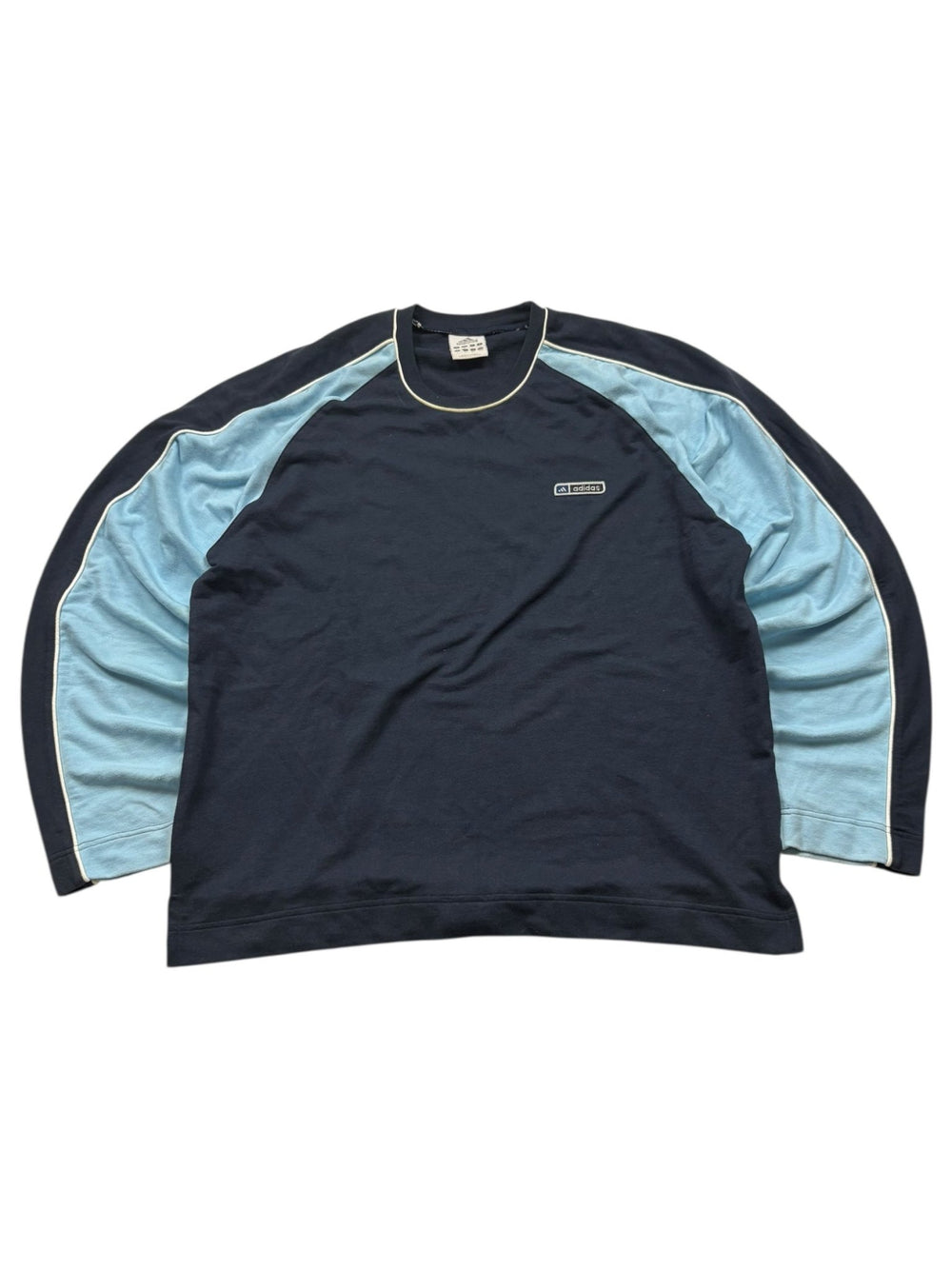 Adidas Raglan Patch Vintage Sweater in Navy und Hellblau mit Kontrastpaspel und Brustpatch