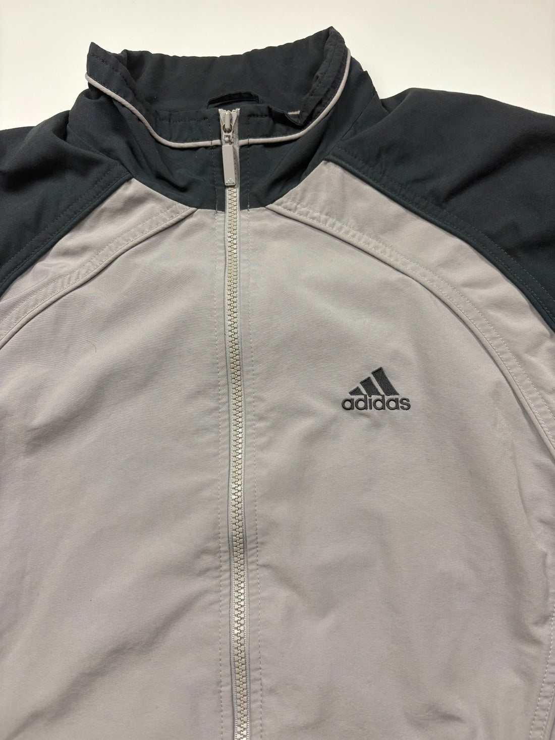 Adidas Sleeve Logo Y2K Vintage Trainingsjacke – Grau/Anthrazit (M) - PKeyVintage