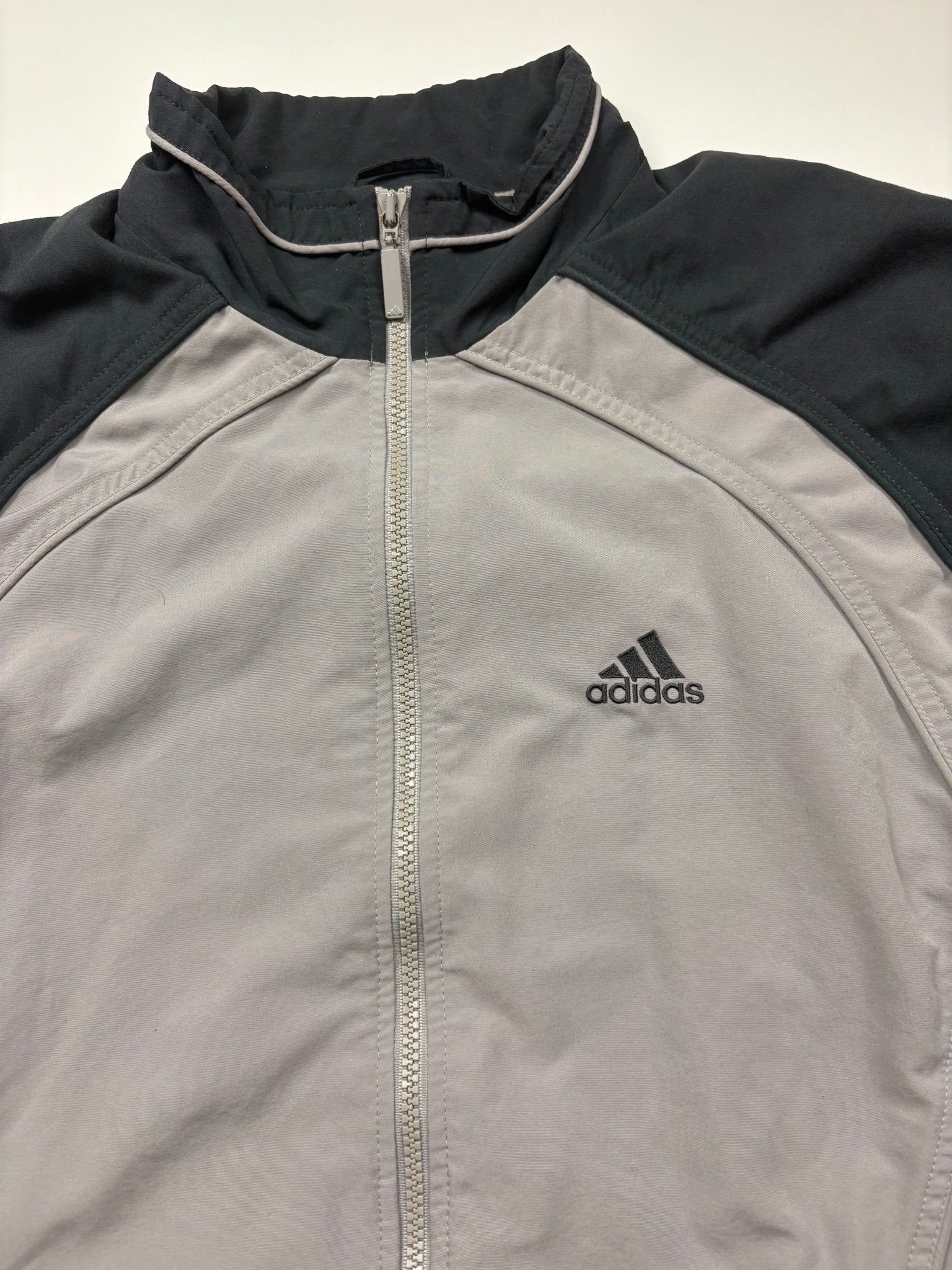 Adidas Sleeve Logo Y2K Vintage Trainingsjacke – Grau/Anthrazit (M) - PKeyVintage