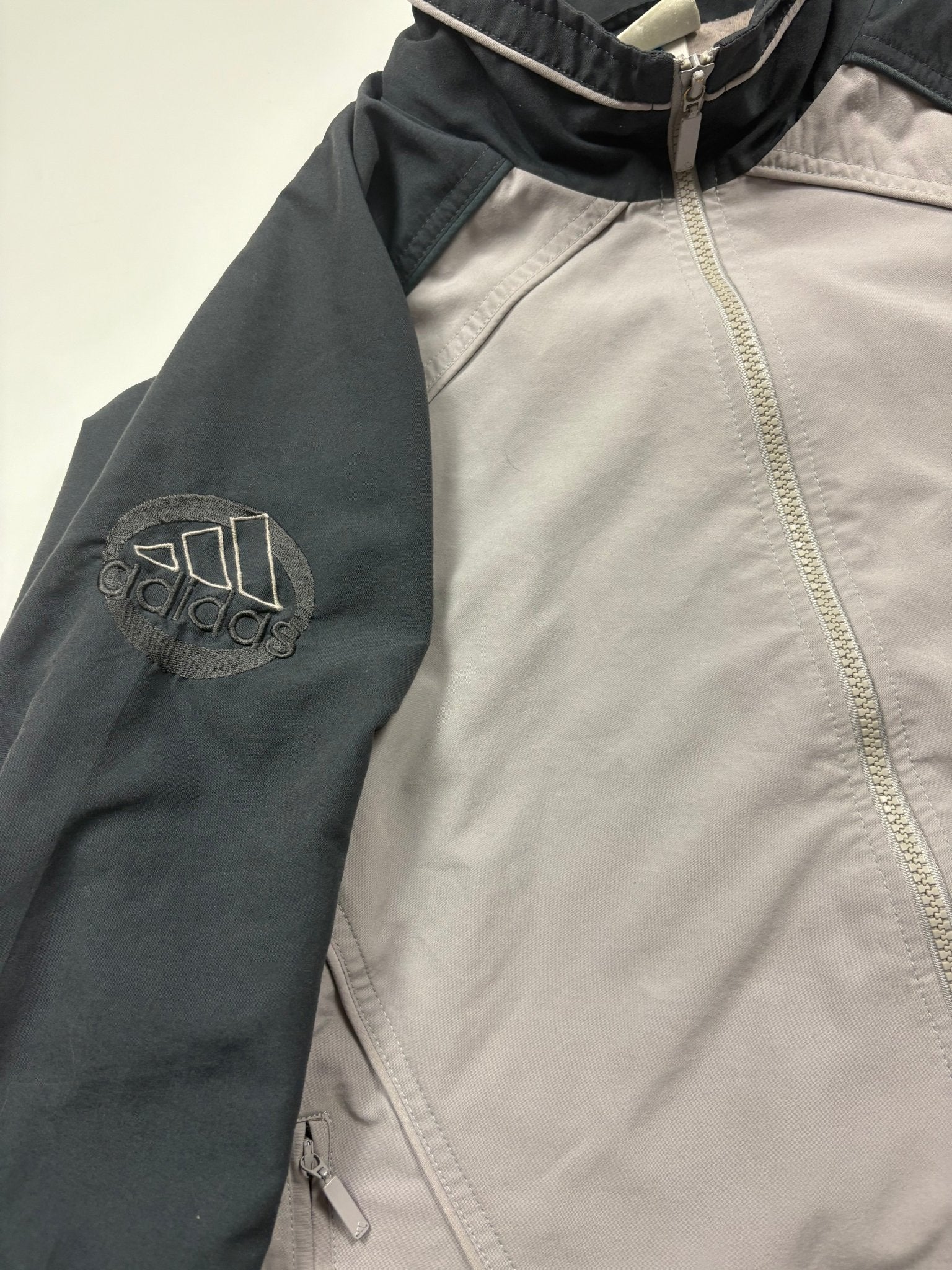 Adidas Sleeve Logo Y2K Vintage Trainingsjacke – Grau/Anthrazit (M) - PKeyVintage