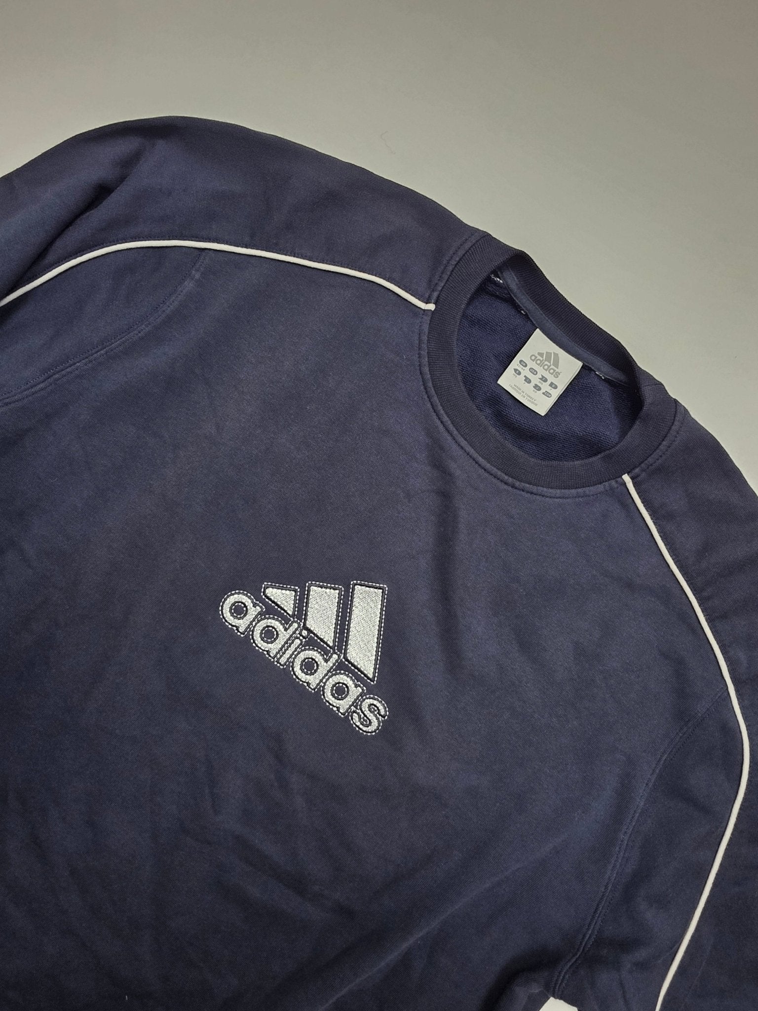 Adidas Sweater Detail Frontlogo mit Rundhals und Label