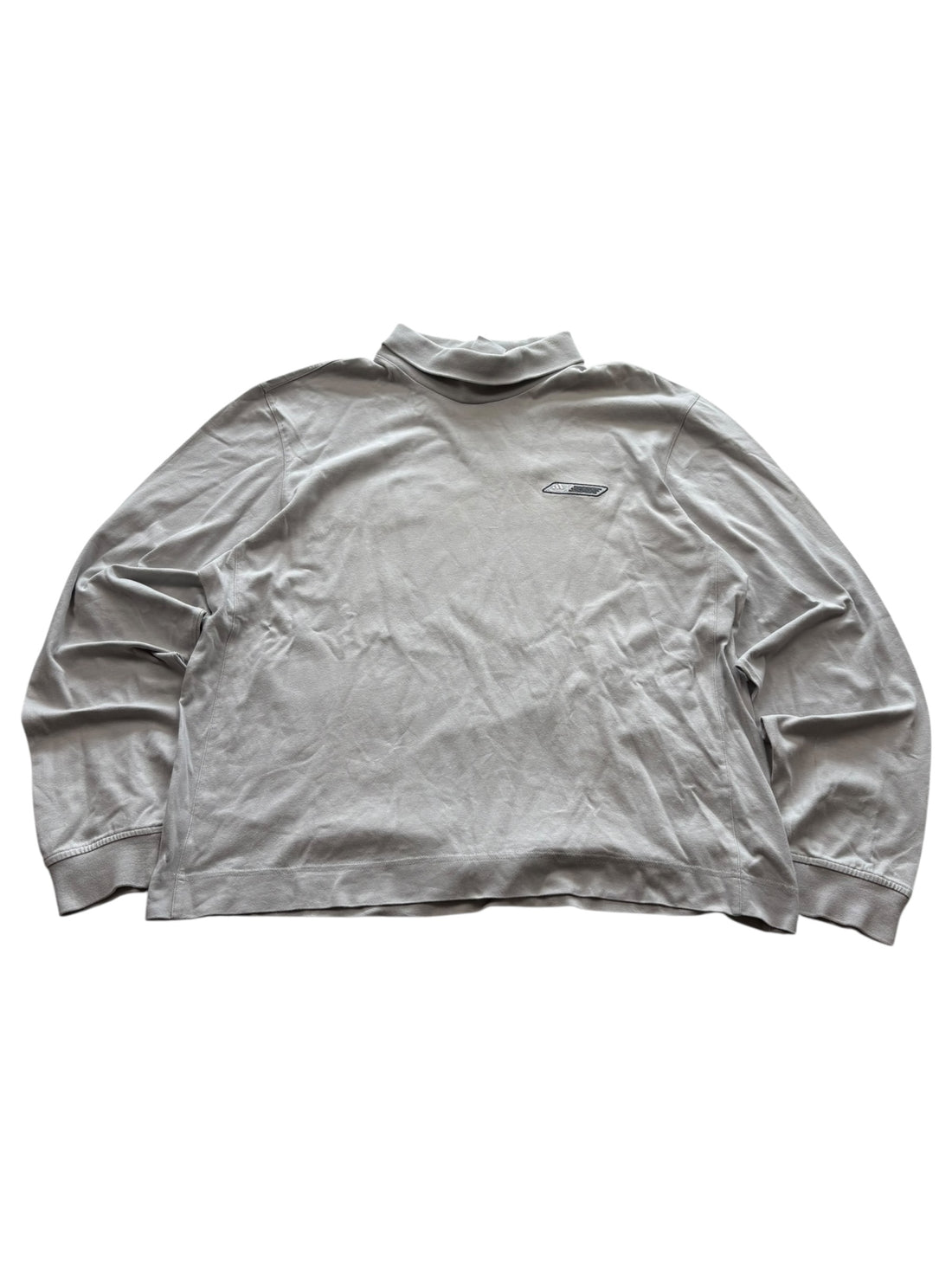 Adidas Lightweight Sweater Grau – Vorderansicht mit geometrischem Logo Patch auf der Brust