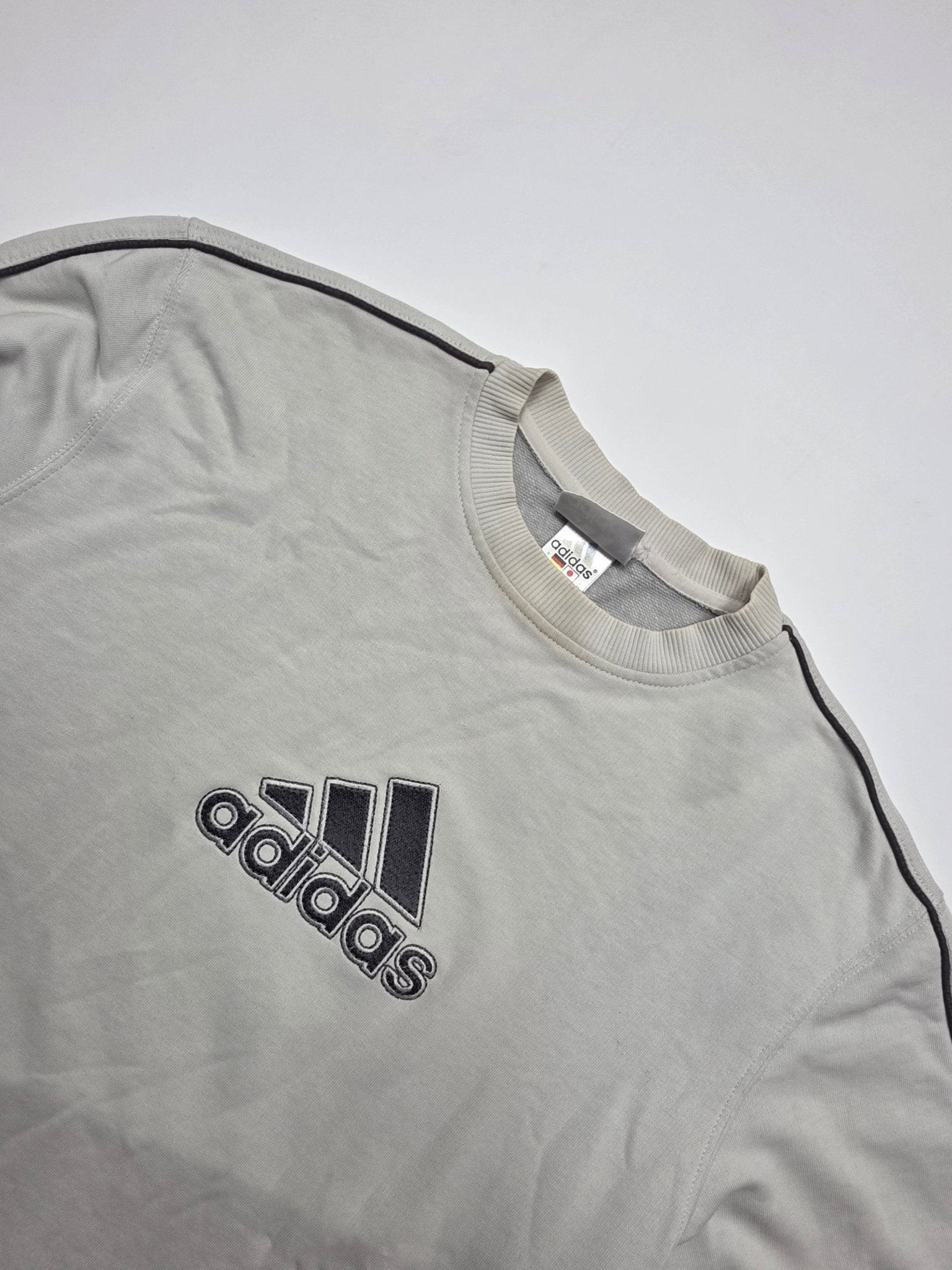 Adidas Sweater Detail gesticktes Logo mit Rundhalskragen