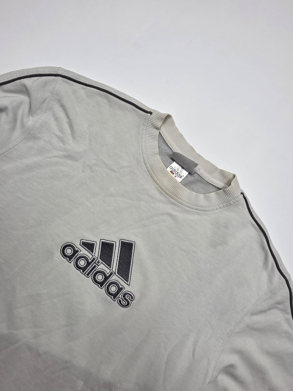 Adidas Sweater Detail gesticktes Logo mit Rundhalskragen