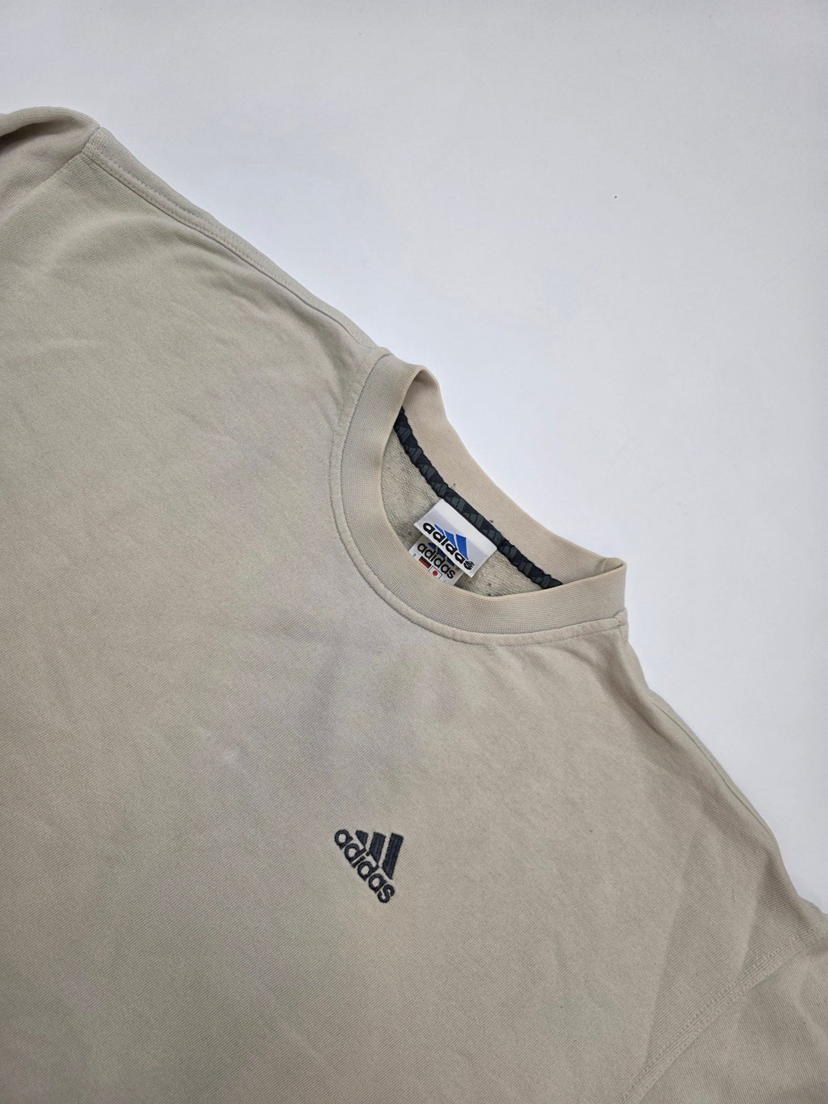 Adidas Small Logo Vintage Sweater in Hellgrau – Logo im Detail