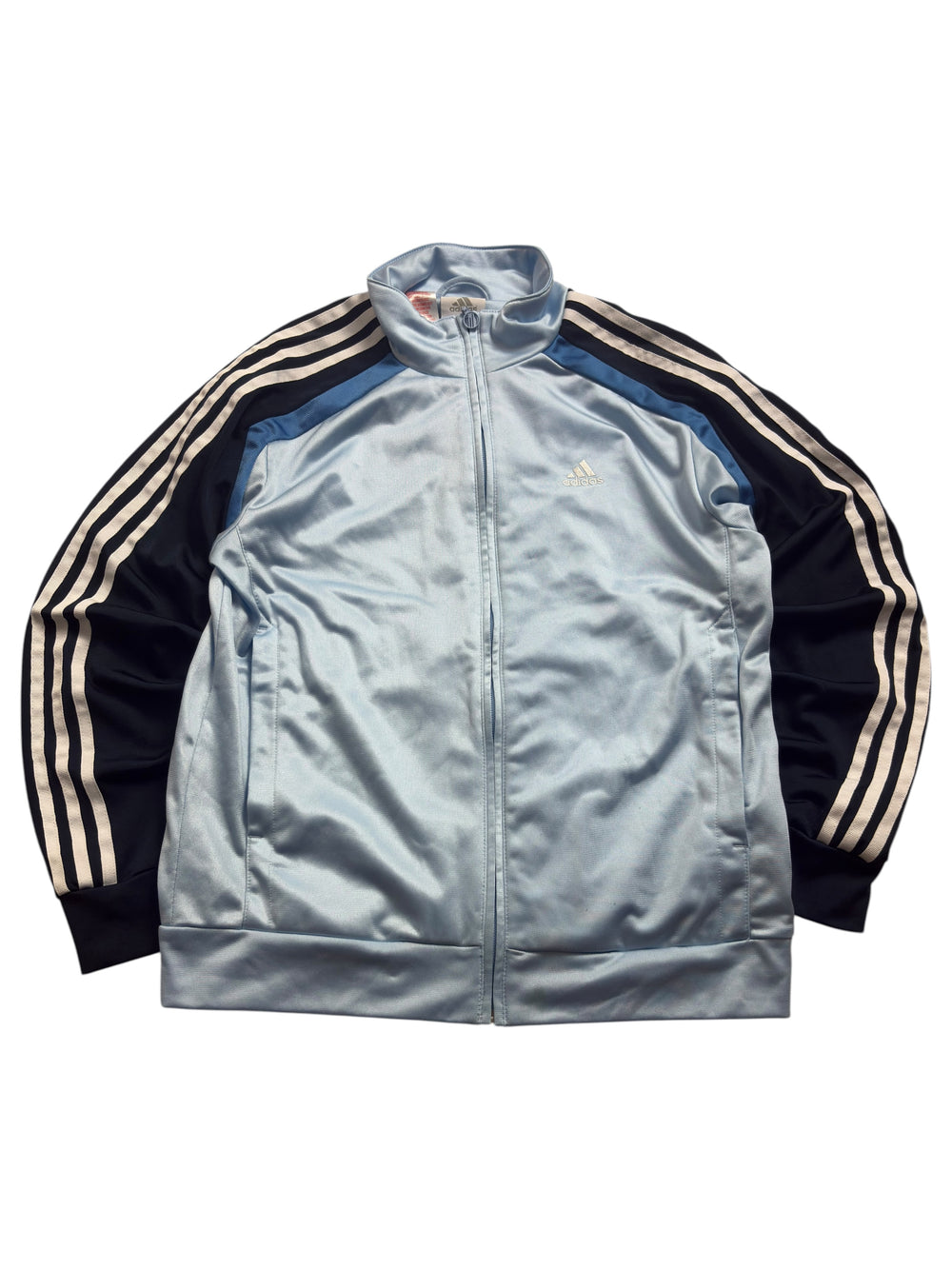 Babyblaue Adidas Vintage Trackjacket mit dunklen Ärmeln und weißen Three Stripes, Vorderansicht