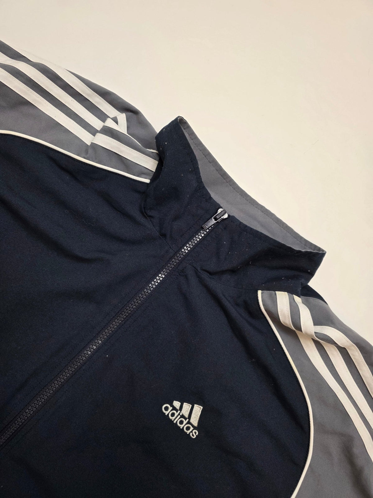 adidas-three-stripes-vintage-trackjacket-schwarz-grau-l-180-02-piping-brustlogo