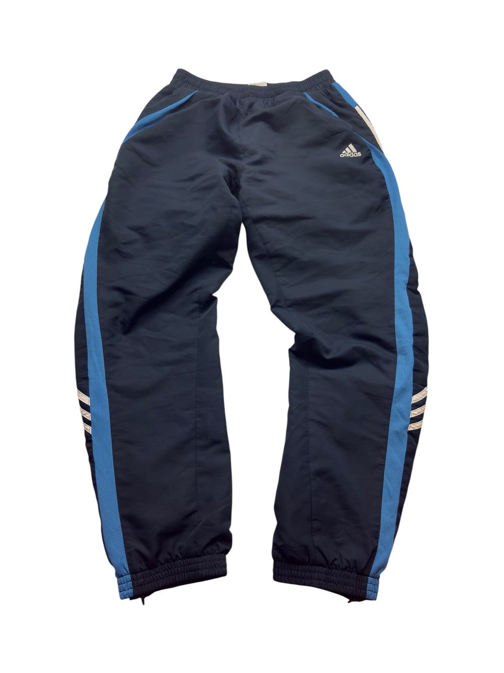 Navyfarbene Adidas Vintage Trackpants mit blauen Seitenpanels und weißen Three Stripes
