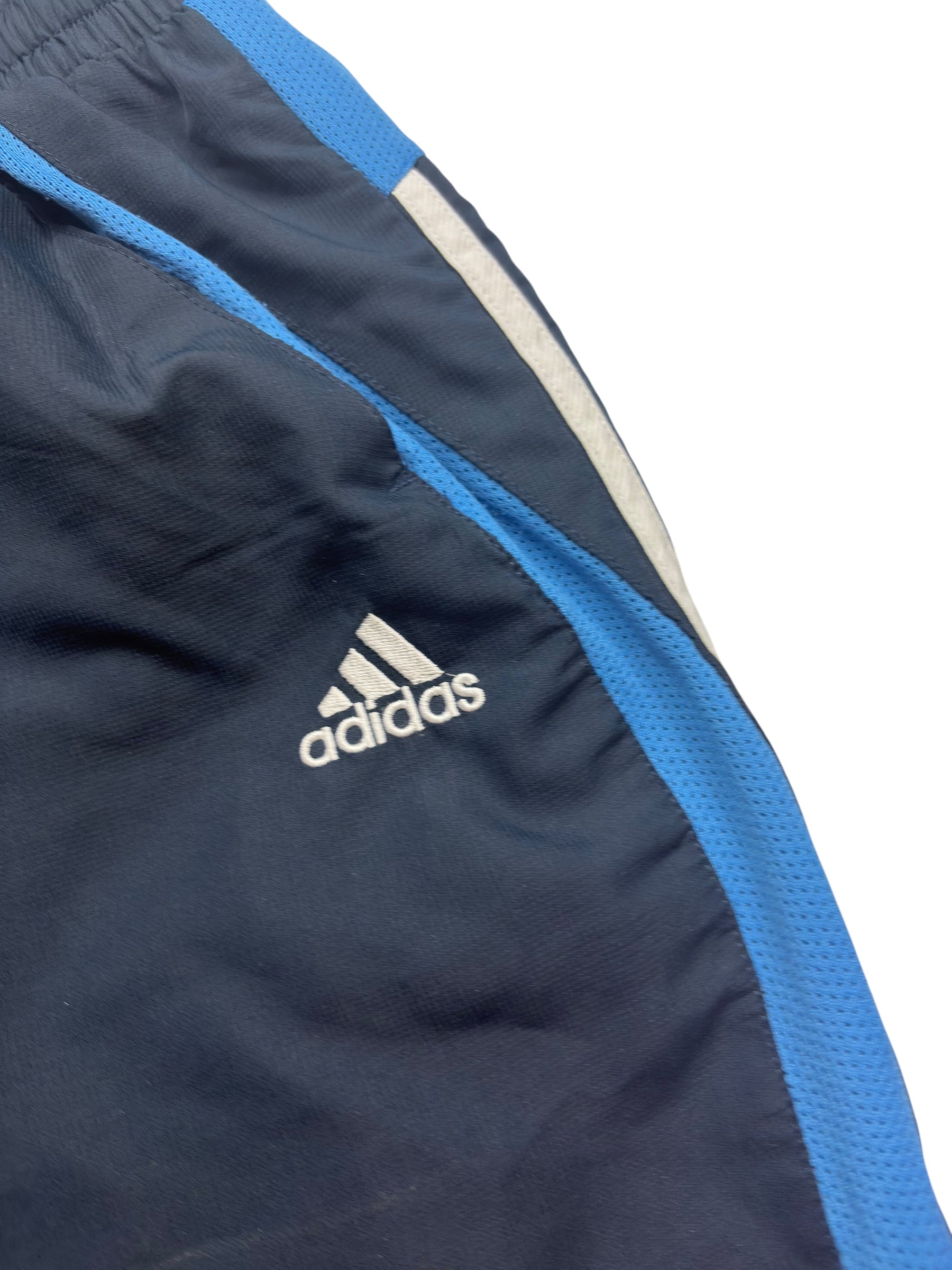 Weißes Adidas-Logo und blaues Mesh-Seitenpanel der navyfarbenen Vintage Trackpants