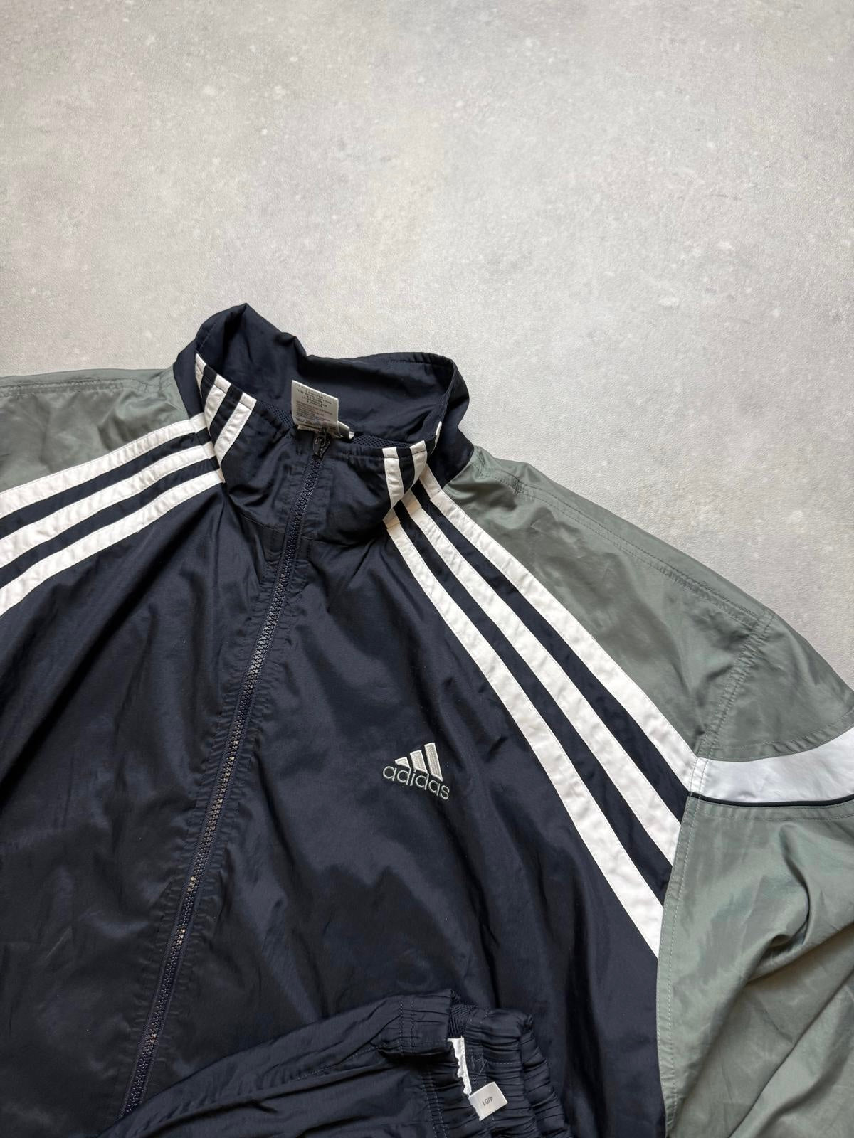 Adidas Brustlogo, Stehkragen und Three Stripes der Vintage Trainingsjacke
