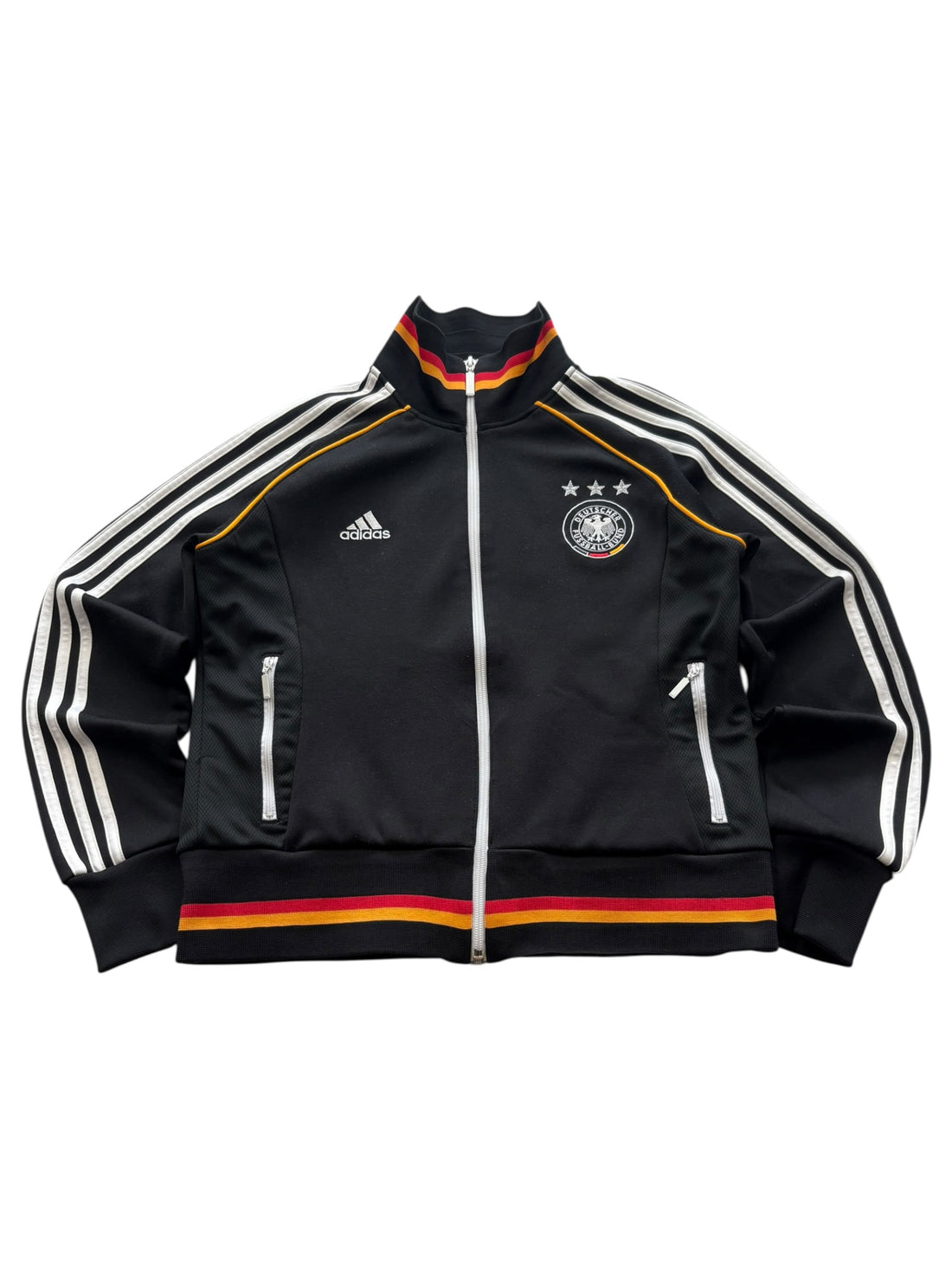 Adidas Deutschland Trackjacket Schwarz – Vorderansicht mit DFB-Wappen und drei Sternen